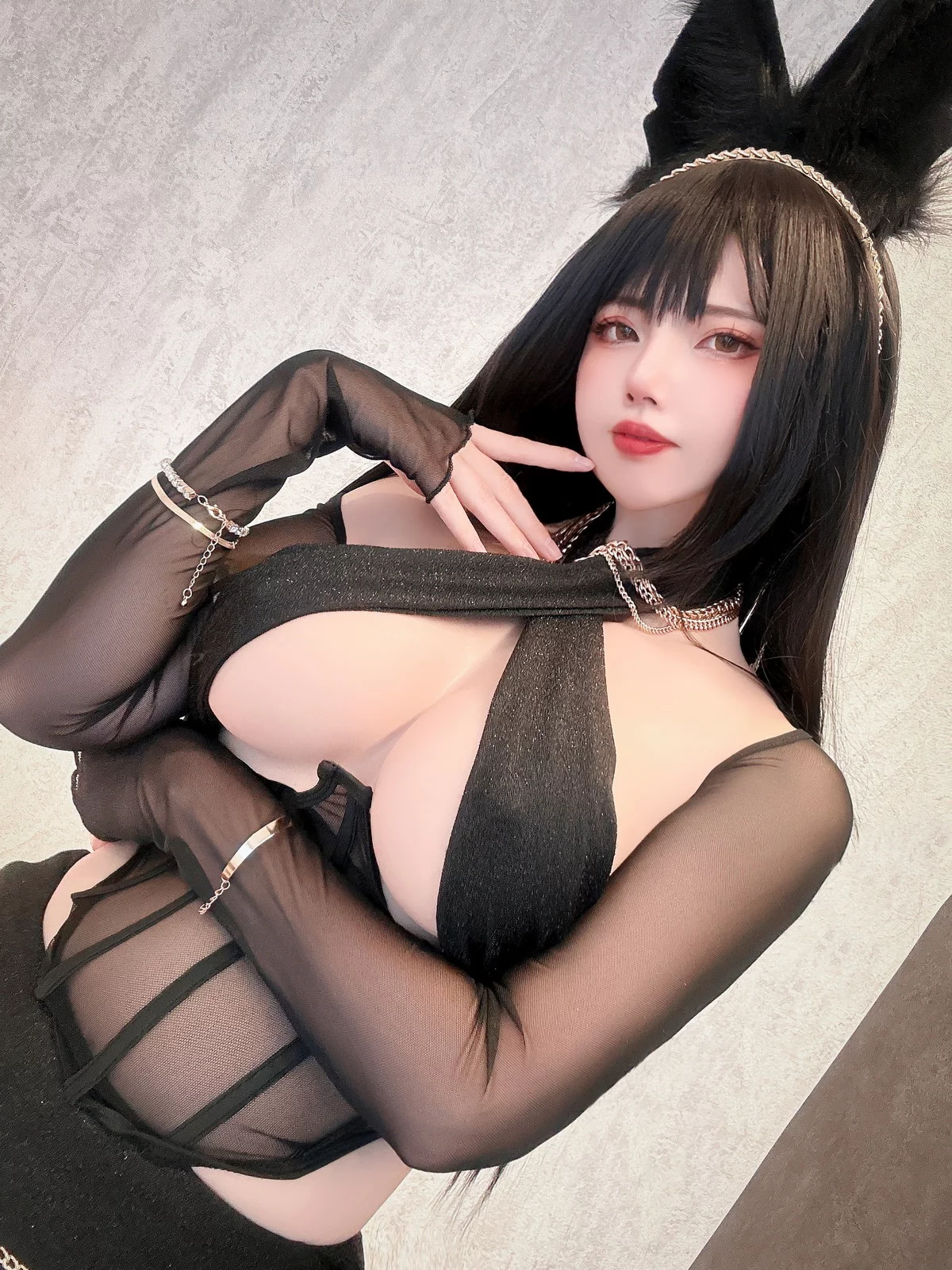 日本Coser美女Uri黒狼女王样主题性感黑色薄纱链式服饰秀白嫩肌肤完美诱惑写真30P