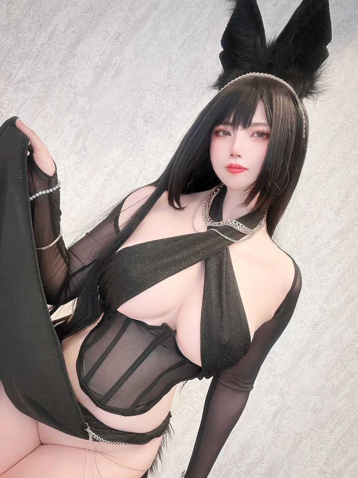日本Coser美女Uri黒狼女王样主题性感黑色薄纱链式服饰秀白嫩肌肤完美诱惑写真30P