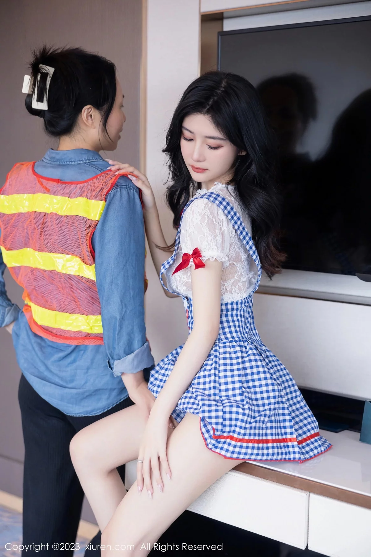 XiuRen第7509期_模特幼幼性感蓝白格子萝莉裙服饰多面视角秀完美身材诱惑写真110P