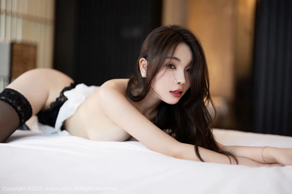 XiuRen第7508期_女神徐莉芝Booty性感白T配黑丝袜半脱秀曼妙身姿完美诱惑写真83P