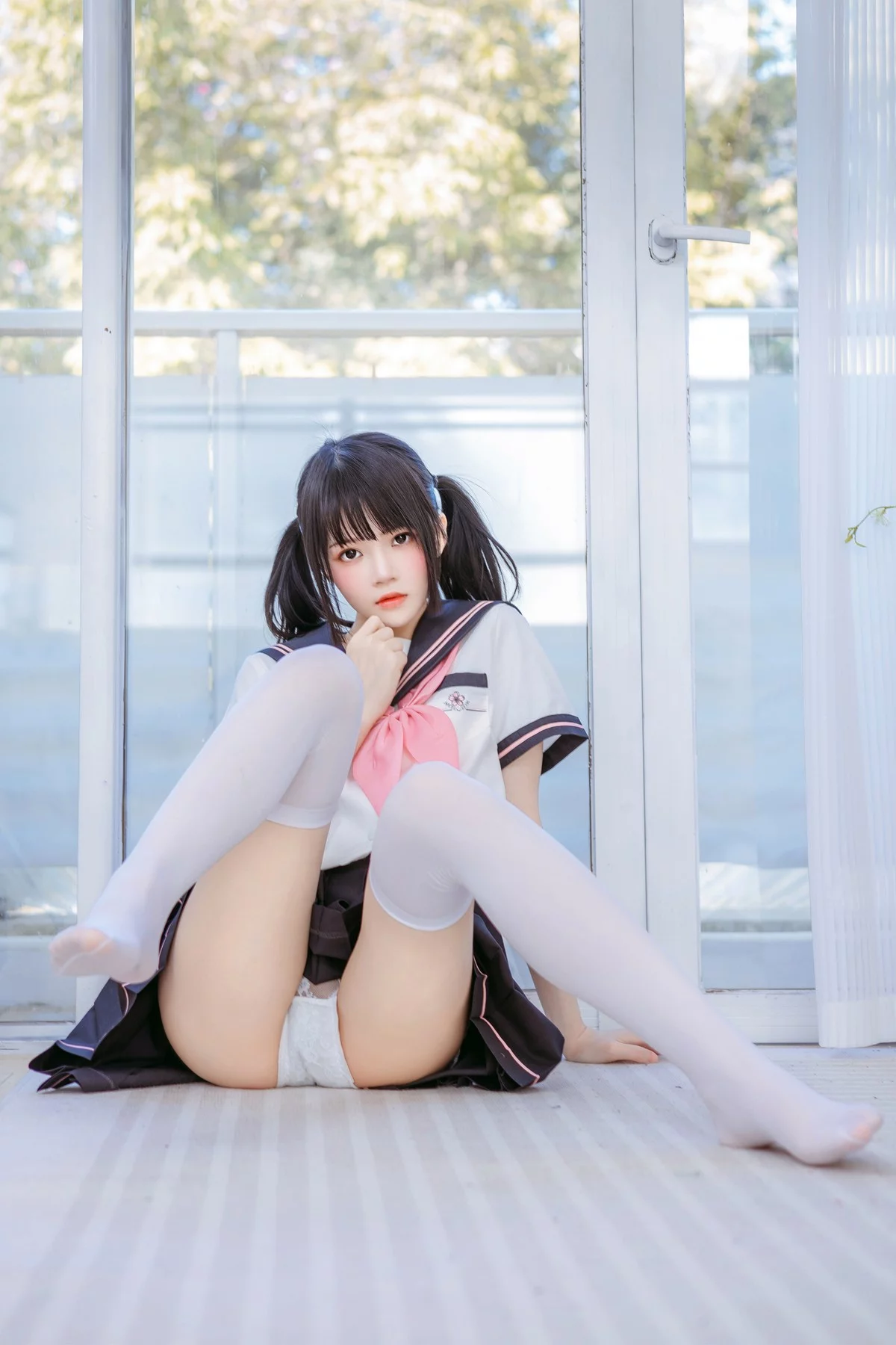 网络美女桜桃喵雪糕糕主题私房脱性感学生制服露白色内衣配白丝袜完美诱惑写真40P