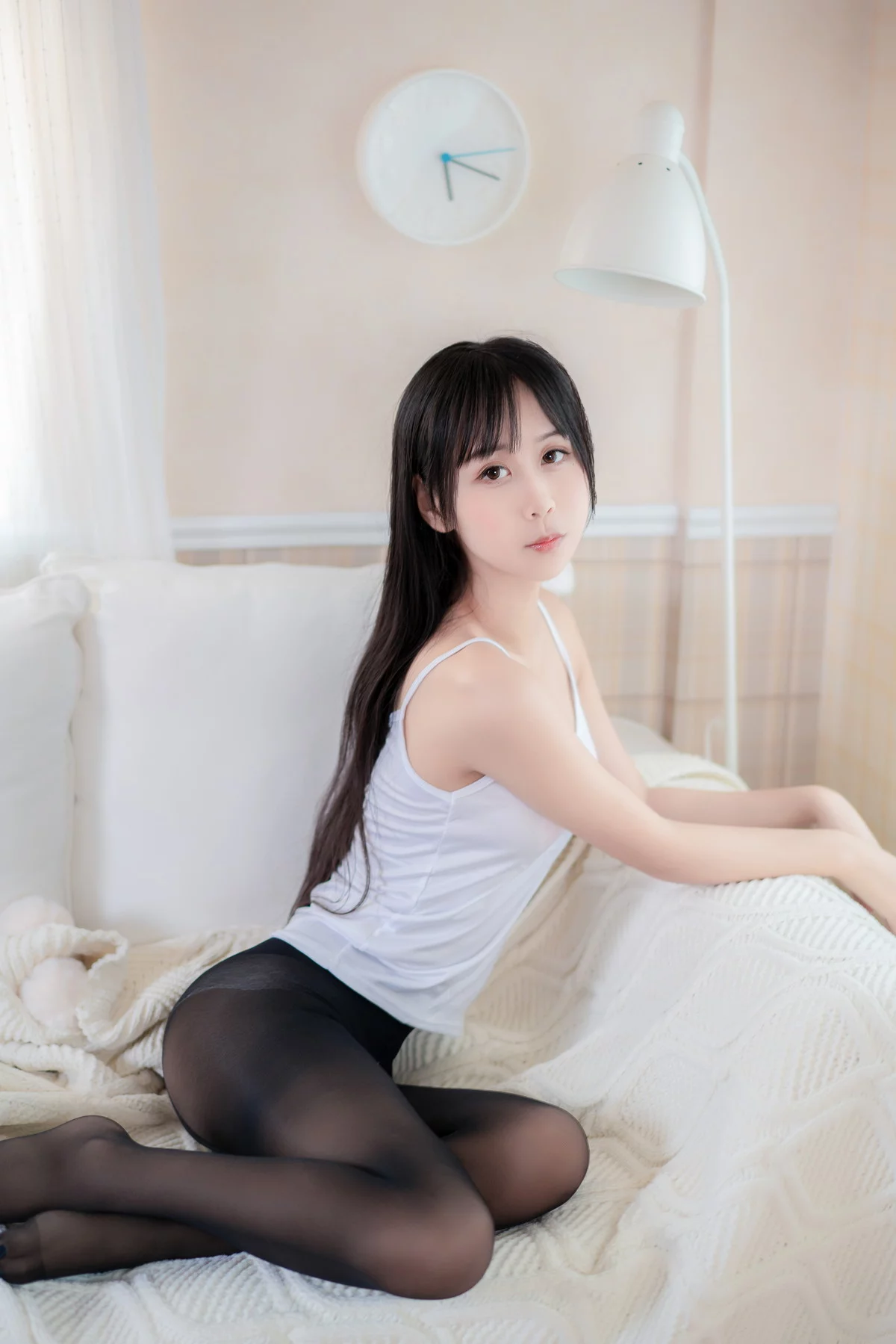 阳光美少女萌芽儿o0黑丝主题性感白色吊带配超薄黑丝秀白嫩肌肤完美诱惑写真25P