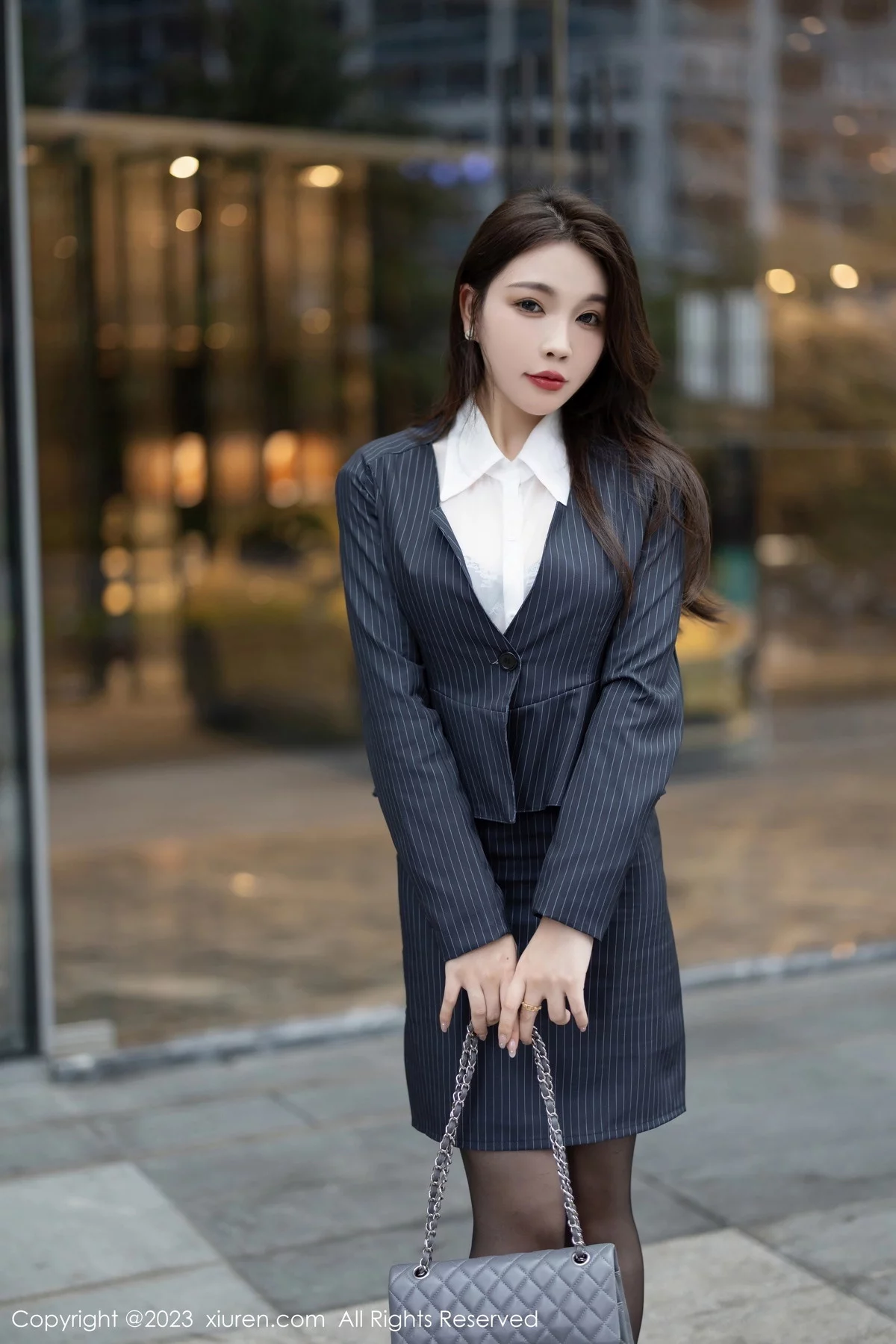 XiuRen第7508期_女神徐莉芝Booty性感白T配黑丝袜半脱秀曼妙身姿完美诱惑写真83P