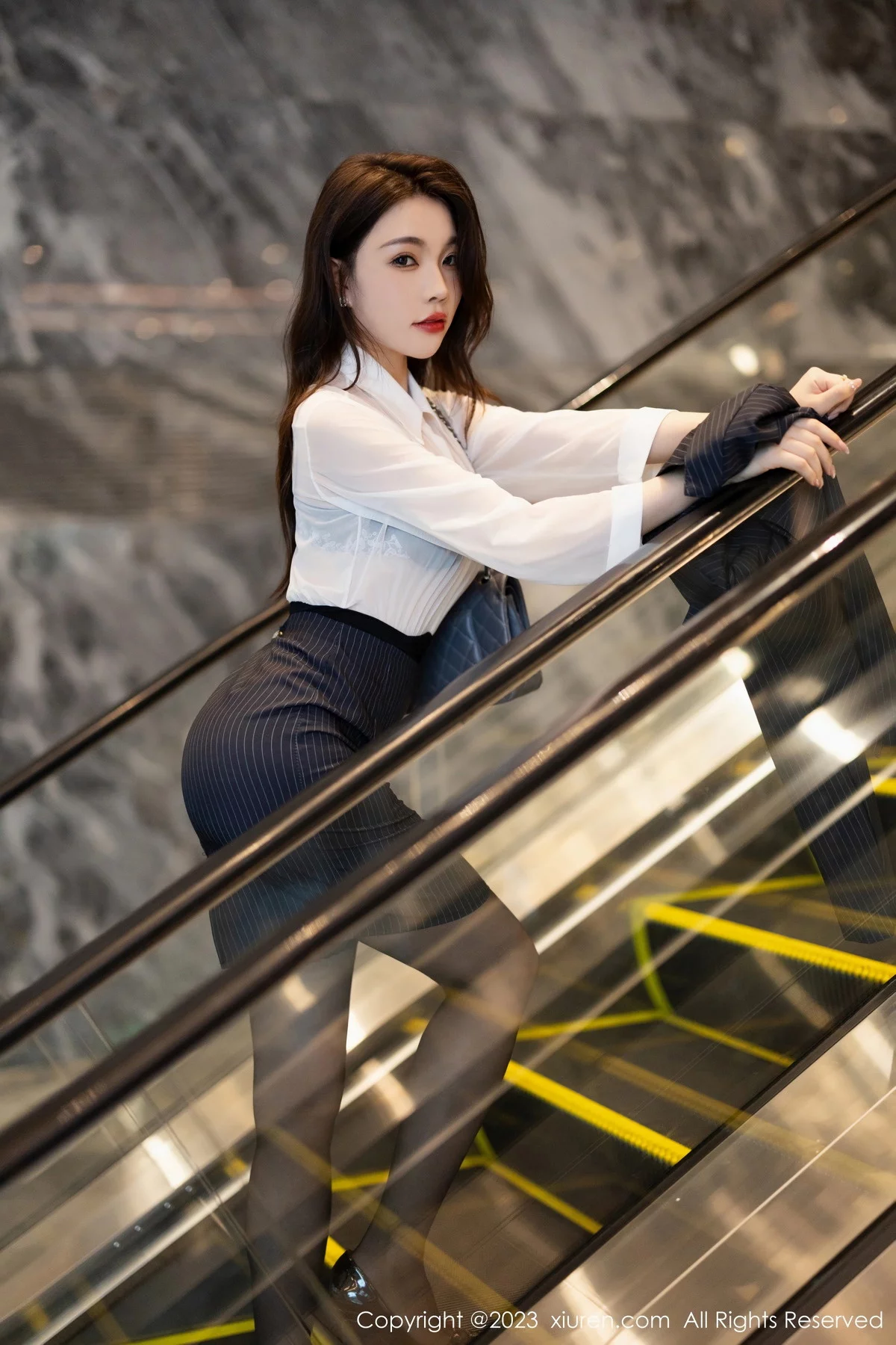 XiuRen第7508期_女神徐莉芝Booty性感白T配黑丝袜半脱秀曼妙身姿完美诱惑写真83P