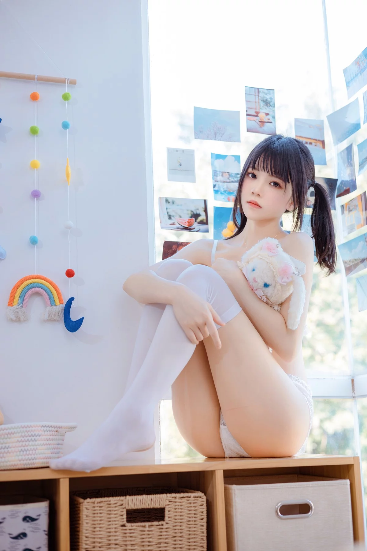 网络美女桜桃喵雪糕糕主题私房脱性感学生制服露白色内衣配白丝袜完美诱惑写真40P