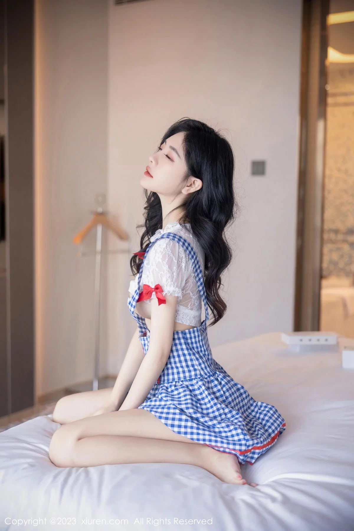XiuRen第7509期_模特幼幼性感蓝白格子萝莉裙服饰多面视角秀完美身材诱惑写真110P