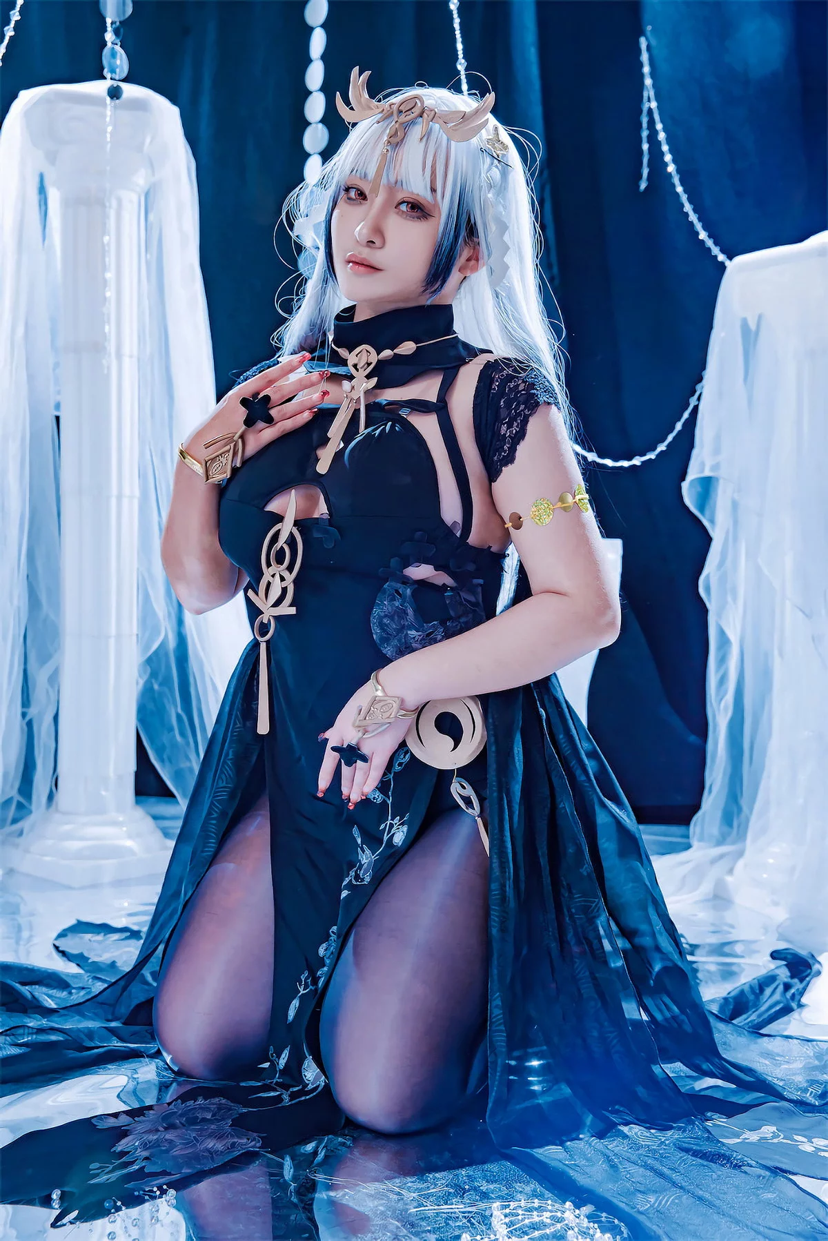 动漫博主洛璃LoLiSAMA - 埃姆登主题性感黑色礼裙配超薄黑丝秀丰满身材诱惑写真53P