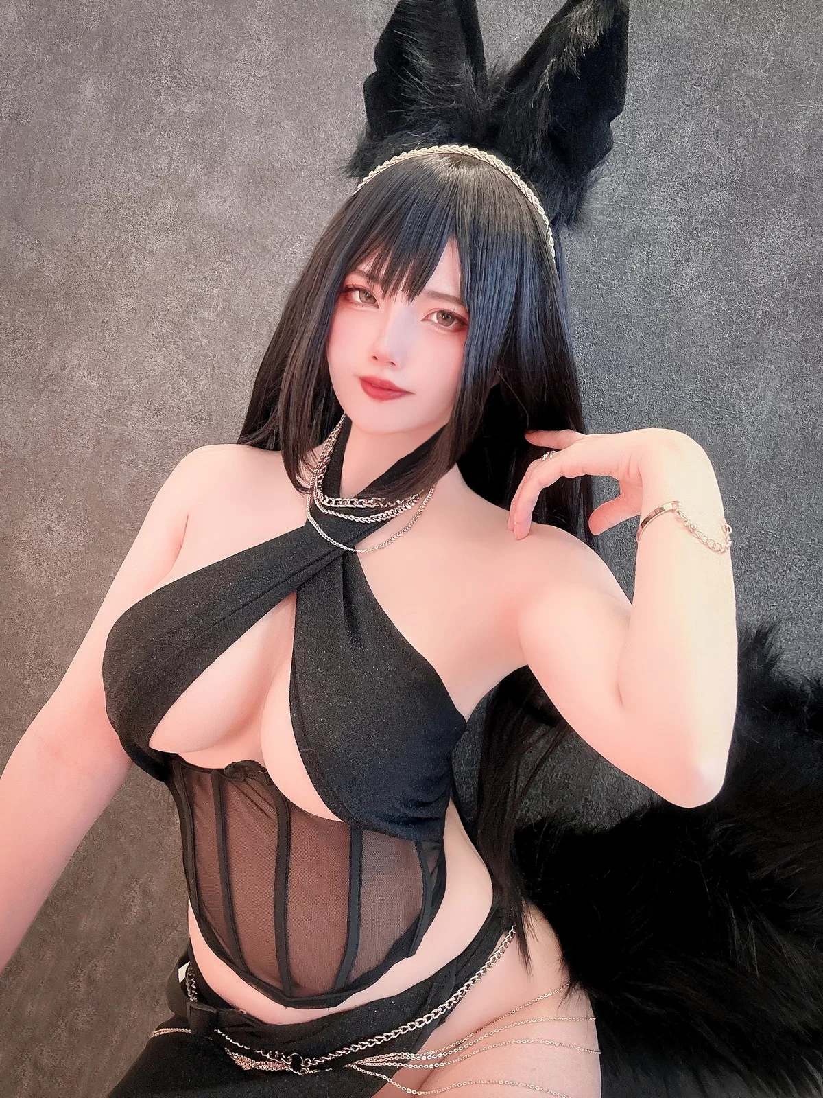 日本Coser美女Uri黒狼女王样主题性感黑色薄纱链式服饰秀白嫩肌肤完美诱惑写真30P