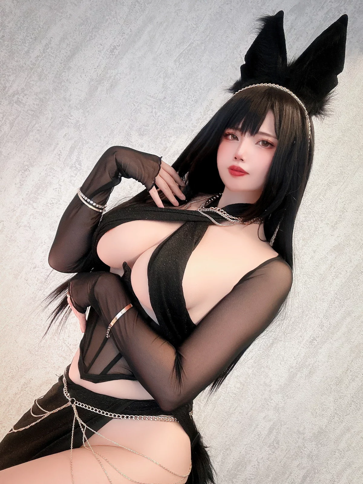 日本Coser美女Uri黒狼女王样主题性感黑色薄纱链式服饰秀白嫩肌肤完美诱惑写真30P