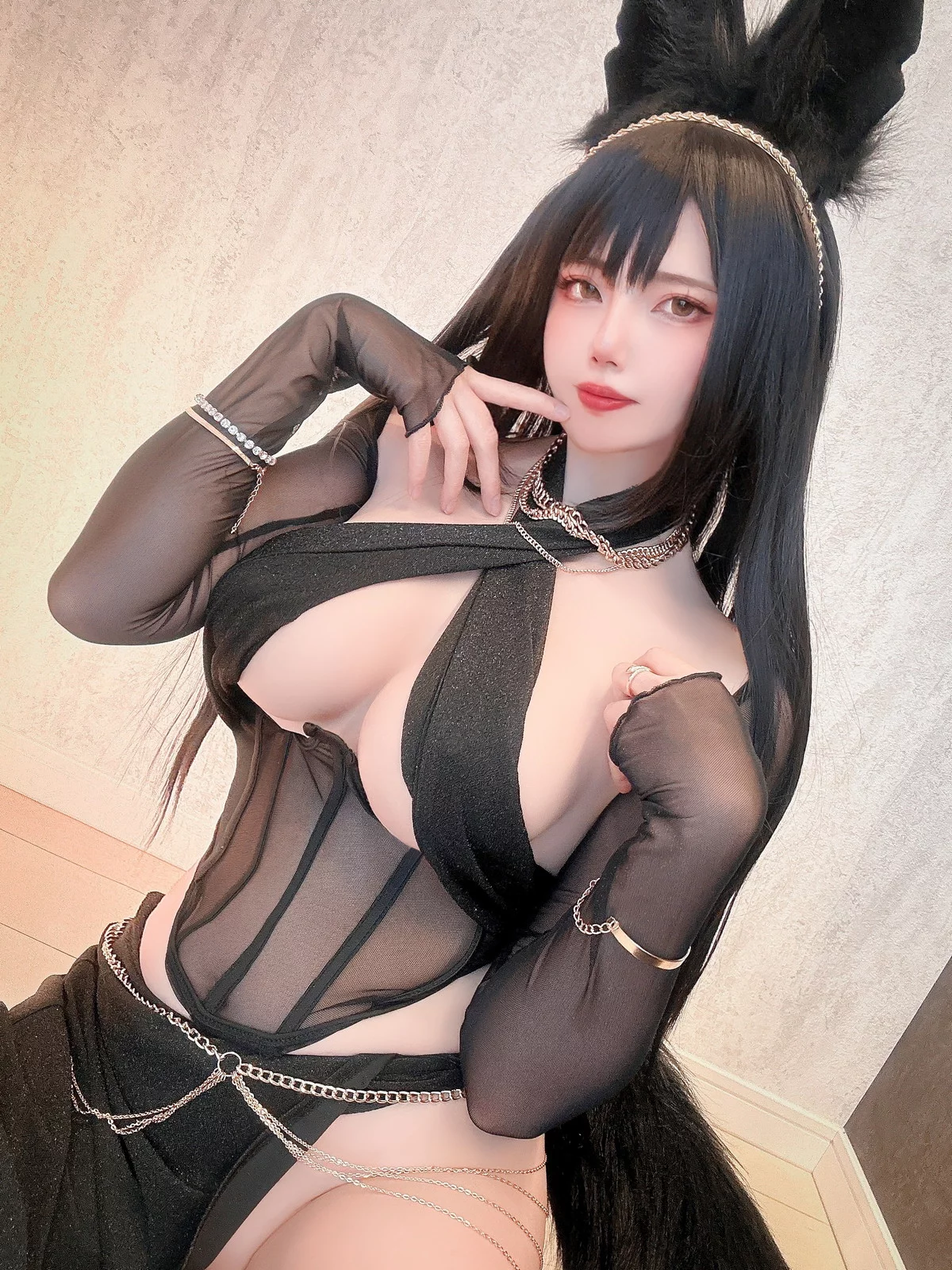 日本Coser美女Uri黒狼女王样主题性感黑色薄纱链式服饰秀白嫩肌肤完美诱惑写真30P