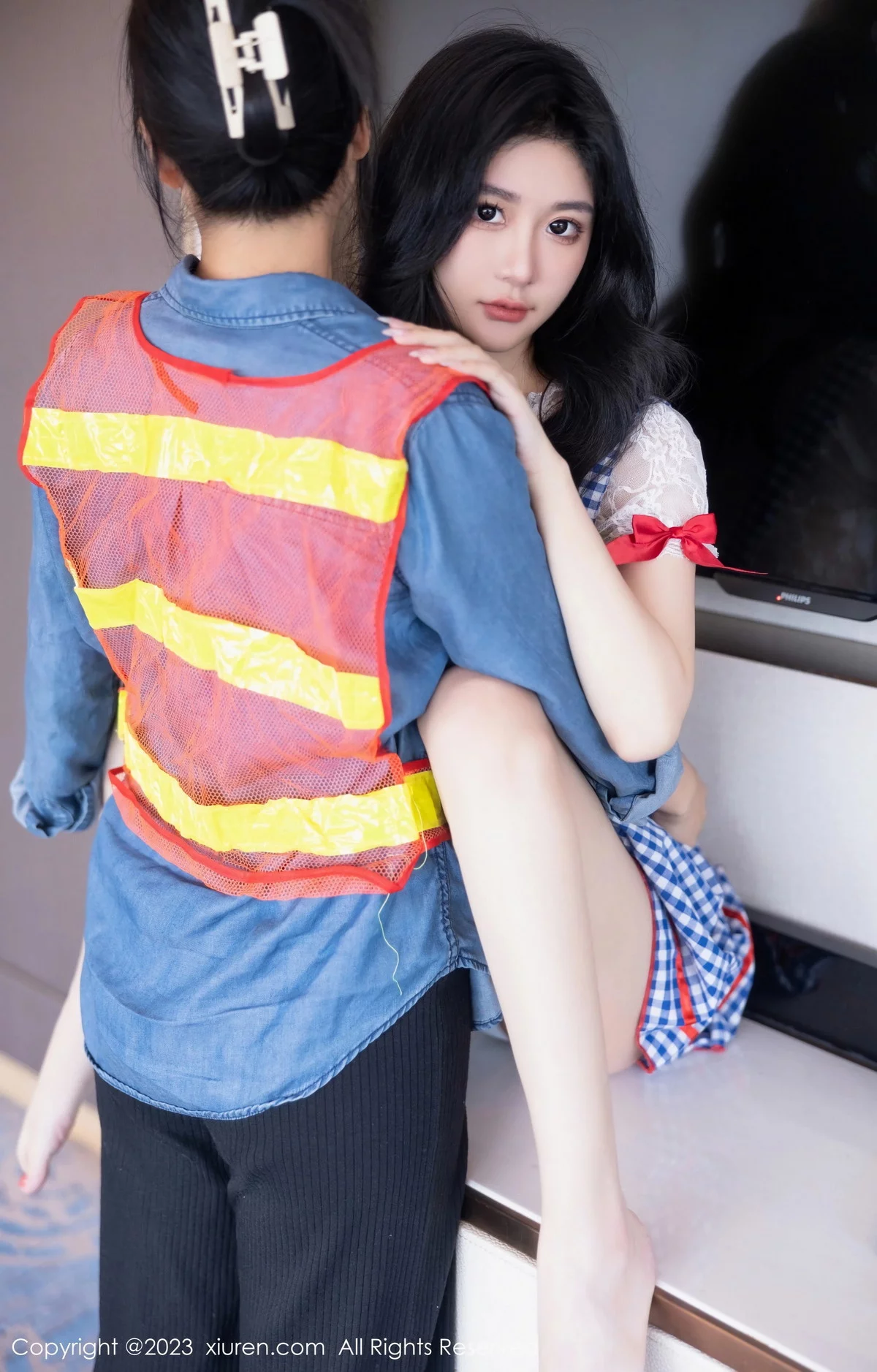 XiuRen第7509期_模特幼幼性感蓝白格子萝莉裙服饰多面视角秀完美身材诱惑写真110P