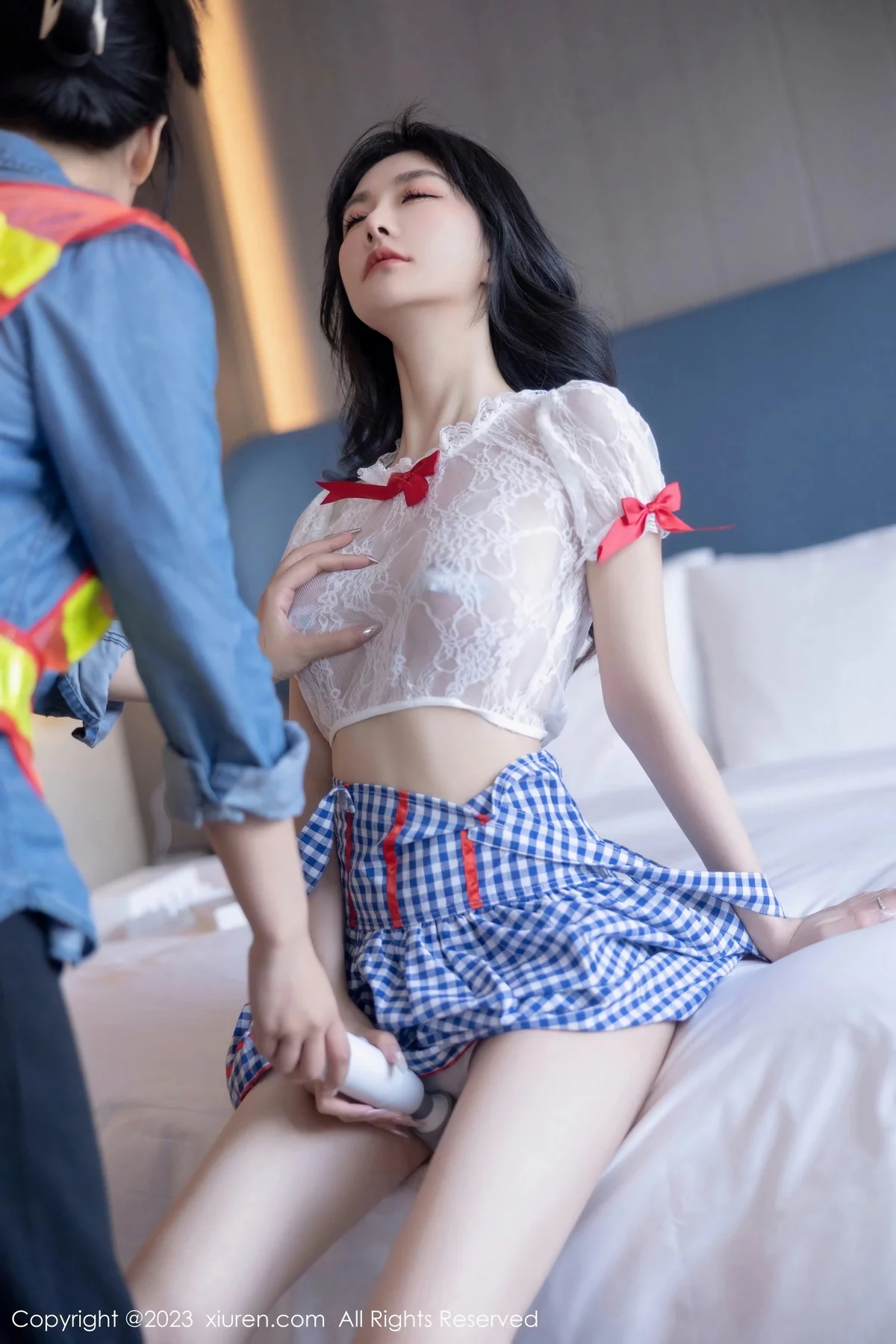 XiuRen第7509期_模特幼幼性感蓝白格子萝莉裙服饰多面视角秀完美身材诱惑写真110P