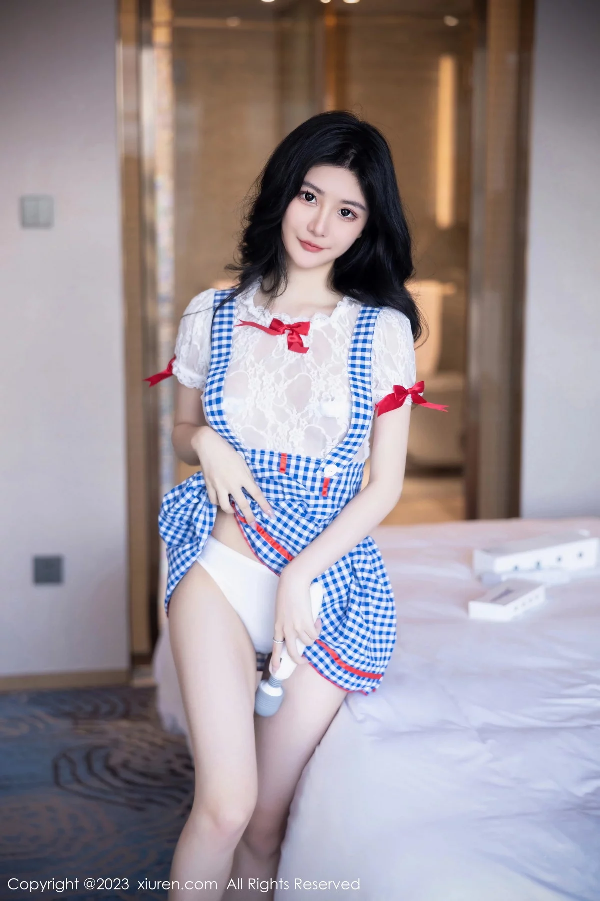 XiuRen第7509期_模特幼幼性感蓝白格子萝莉裙服饰多面视角秀完美身材诱惑写真110P