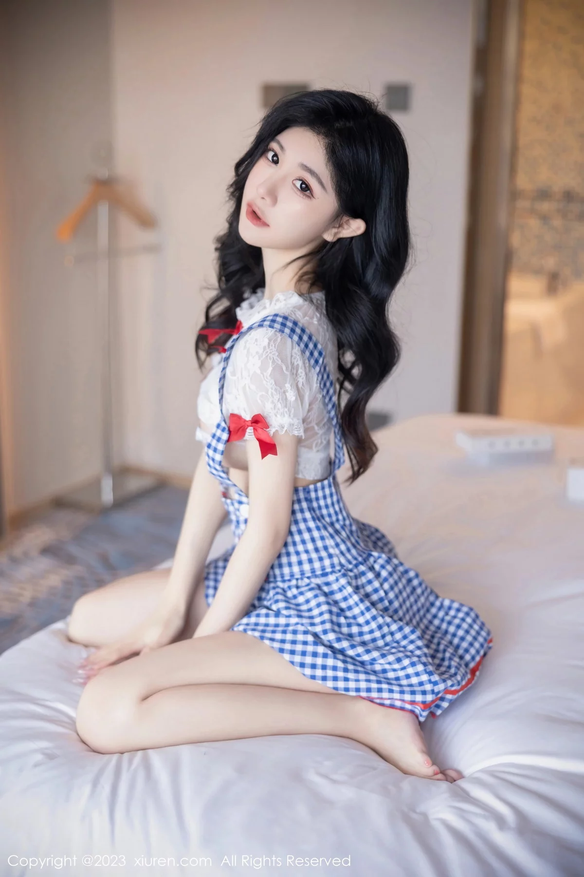 XiuRen第7509期_模特幼幼性感蓝白格子萝莉裙服饰多面视角秀完美身材诱惑写真110P
