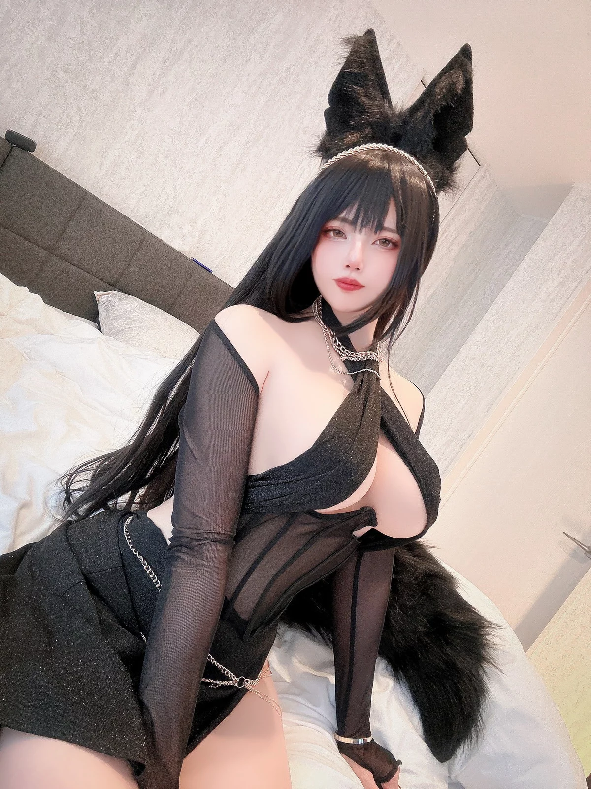 日本Coser美女Uri黒狼女王样主题性感黑色薄纱链式服饰秀白嫩肌肤完美诱惑写真30P