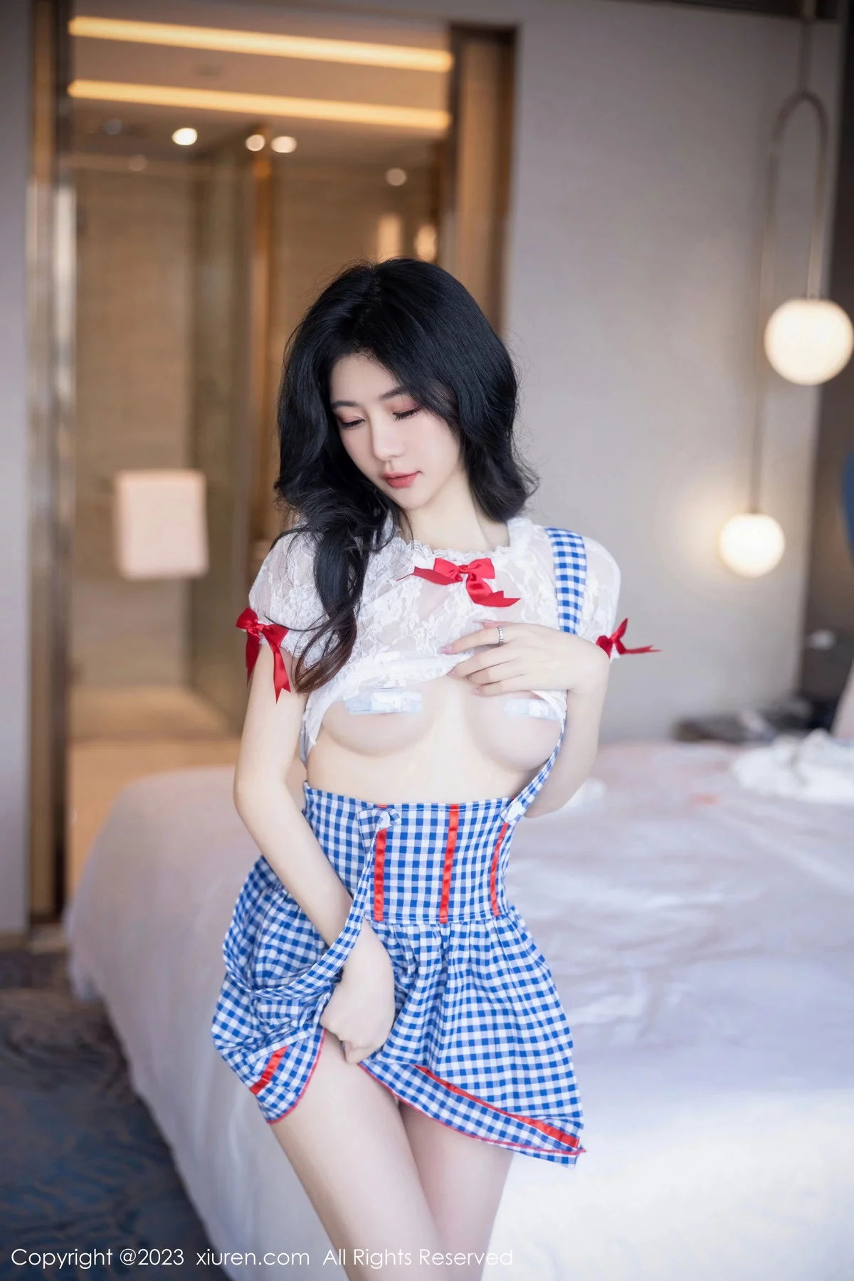 XiuRen第7509期_模特幼幼性感蓝白格子萝莉裙服饰多面视角秀完美身材诱惑写真110P