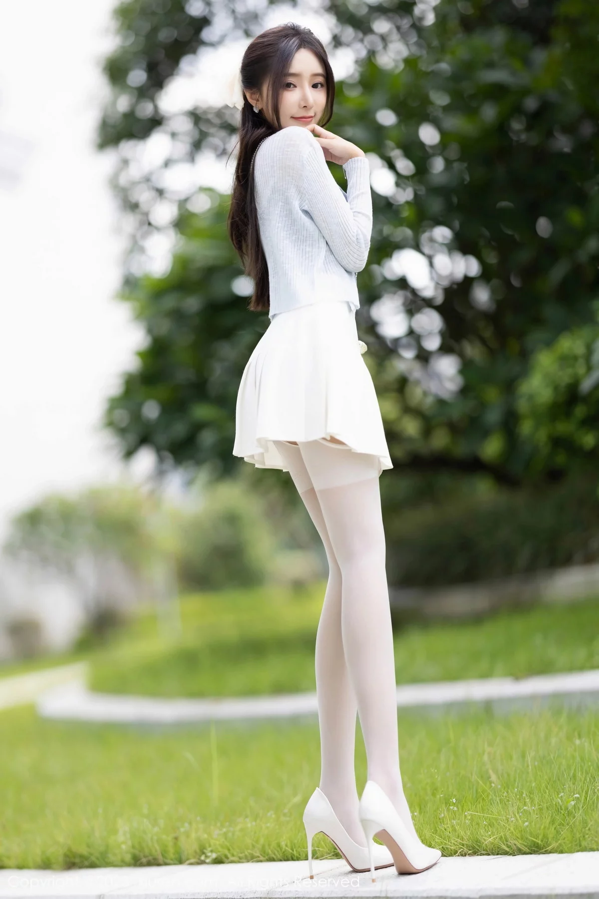 XiuRen第7515期_女神王馨瑶yanni性感浅色服饰配短裙露白丝吊袜秀美腿诱惑写真82P