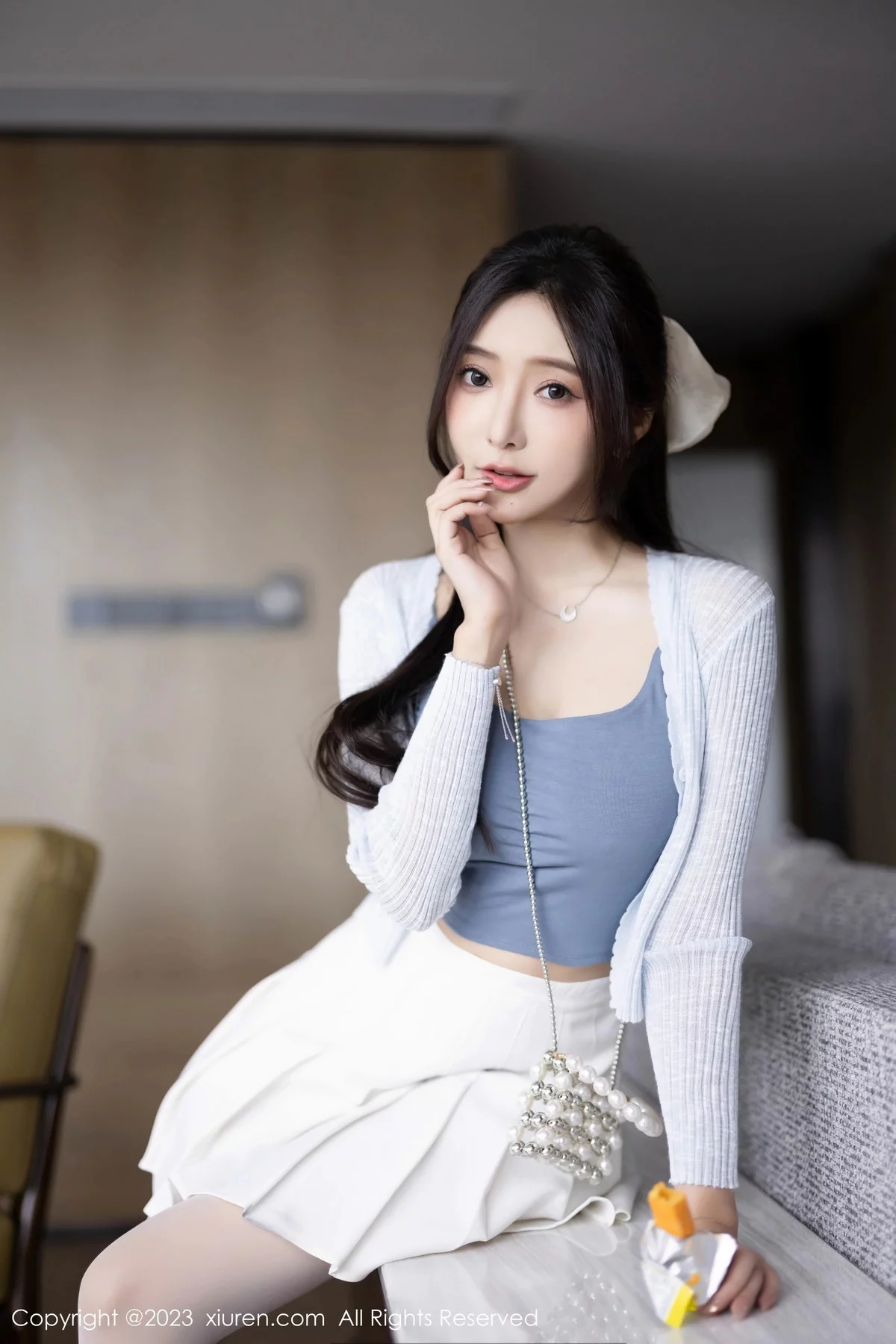 XiuRen第7515期_女神王馨瑶yanni性感浅色服饰配短裙露白丝吊袜秀美腿诱惑写真82P