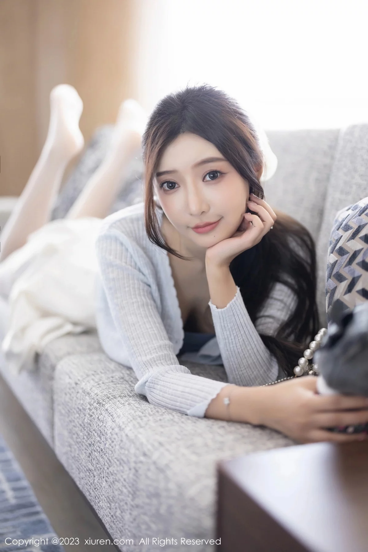 XiuRen第7515期_女神王馨瑶yanni性感浅色服饰配短裙露白丝吊袜秀美腿诱惑写真82P