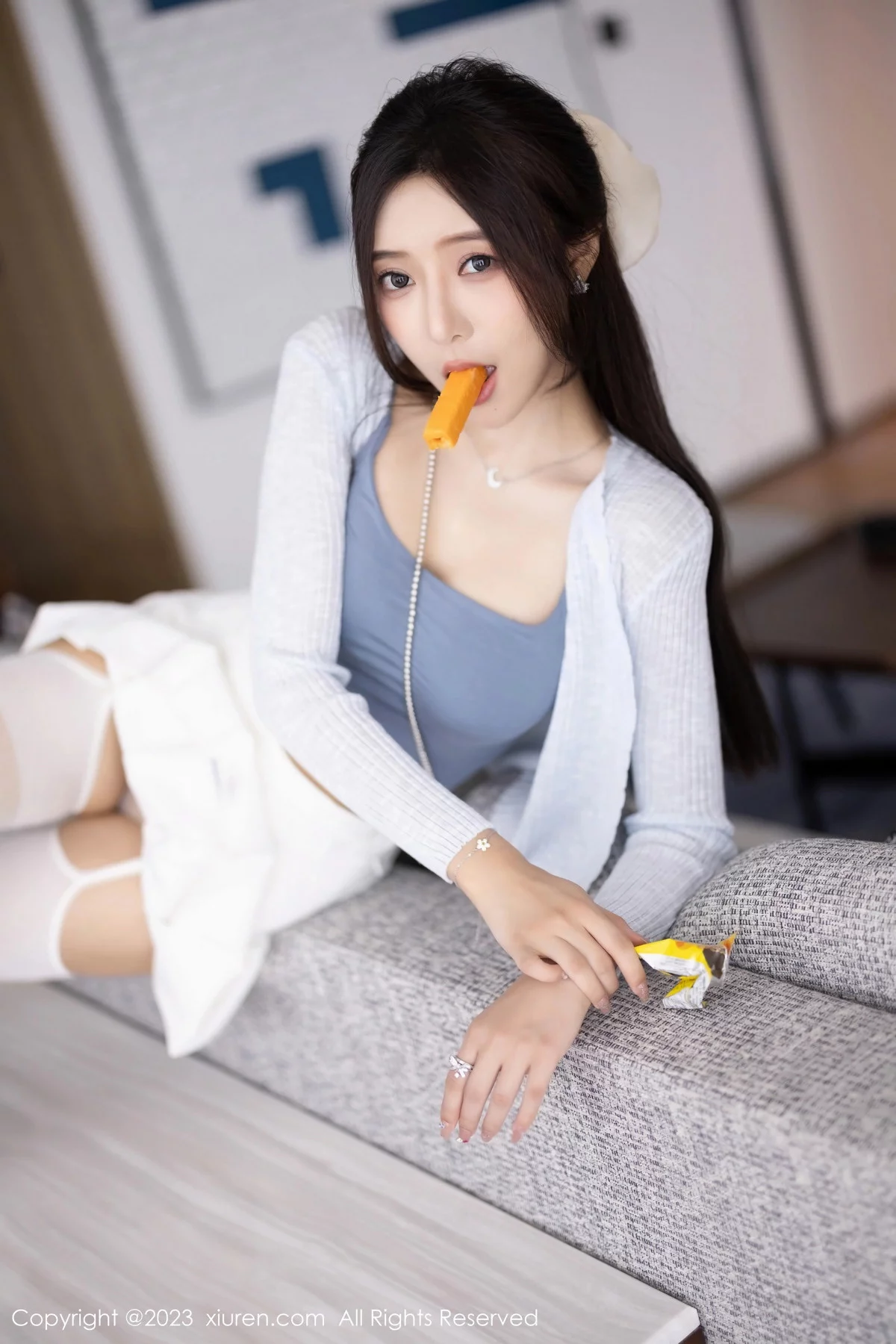 XiuRen第7515期_女神王馨瑶yanni性感浅色服饰配短裙露白丝吊袜秀美腿诱惑写真82P