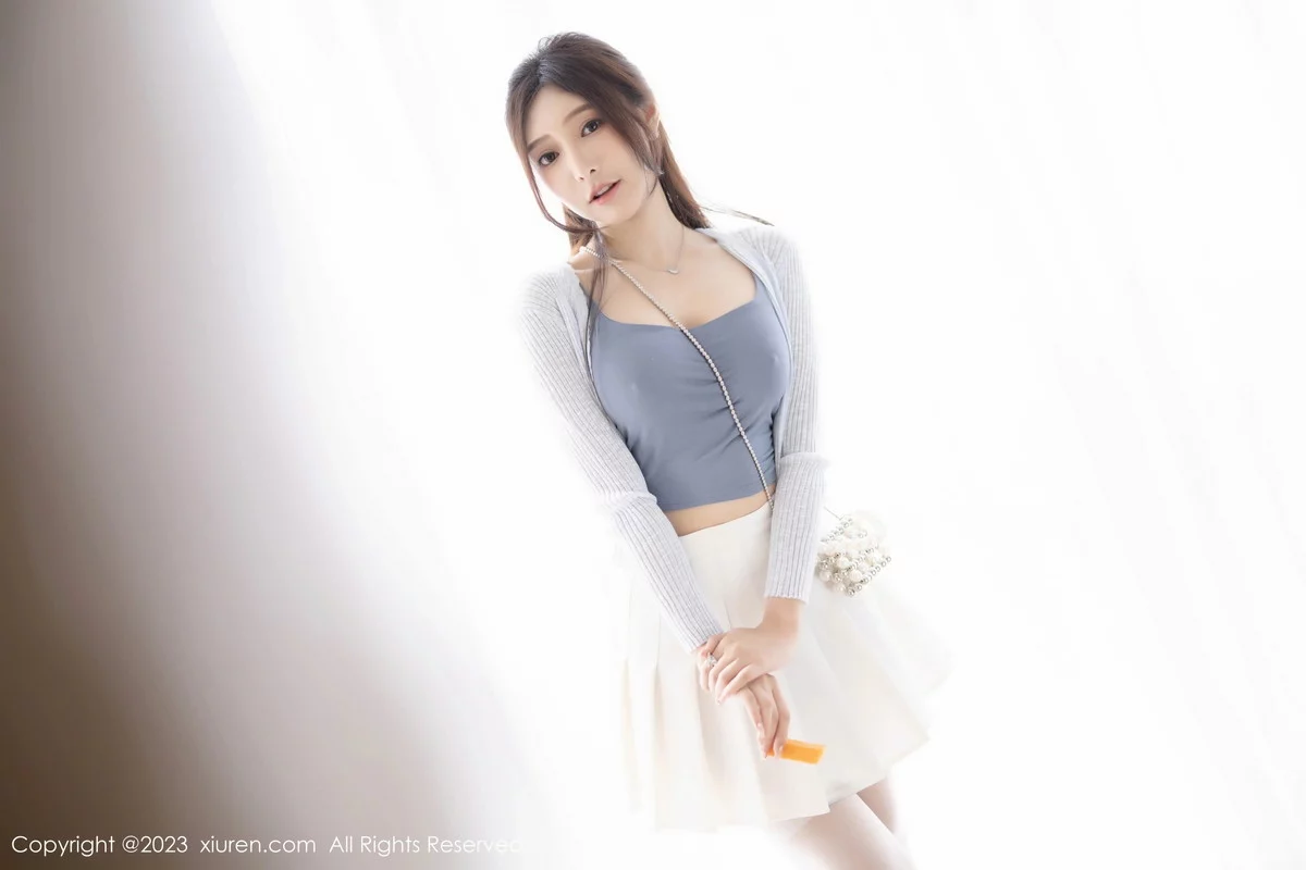 XiuRen第7515期_女神王馨瑶yanni性感浅色服饰配短裙露白丝吊袜秀美腿诱惑写真82P