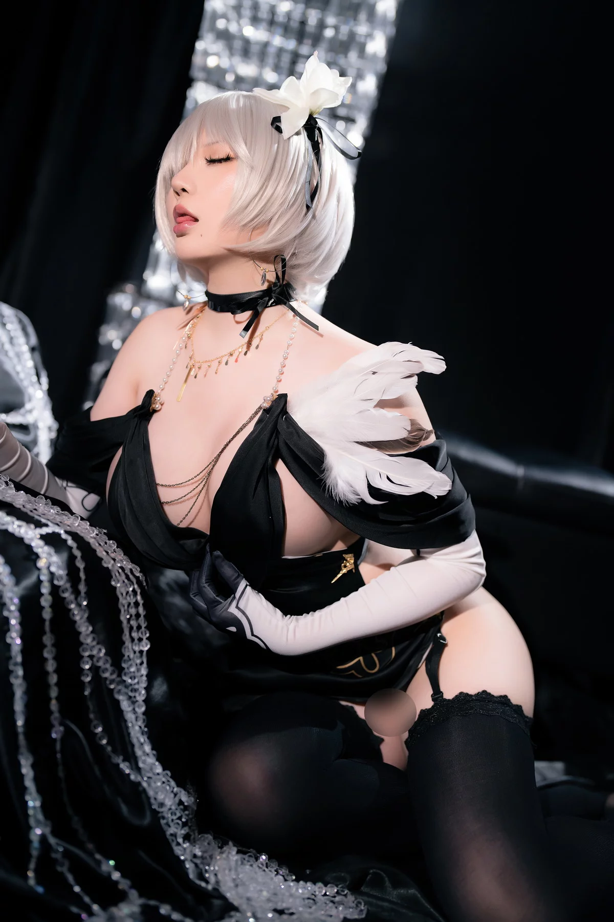 Coser小姐姐星之迟迟2B同人礼服主题性感黑色薄纱礼裙配黑丝吊袜秀翘臀诱惑写真94P