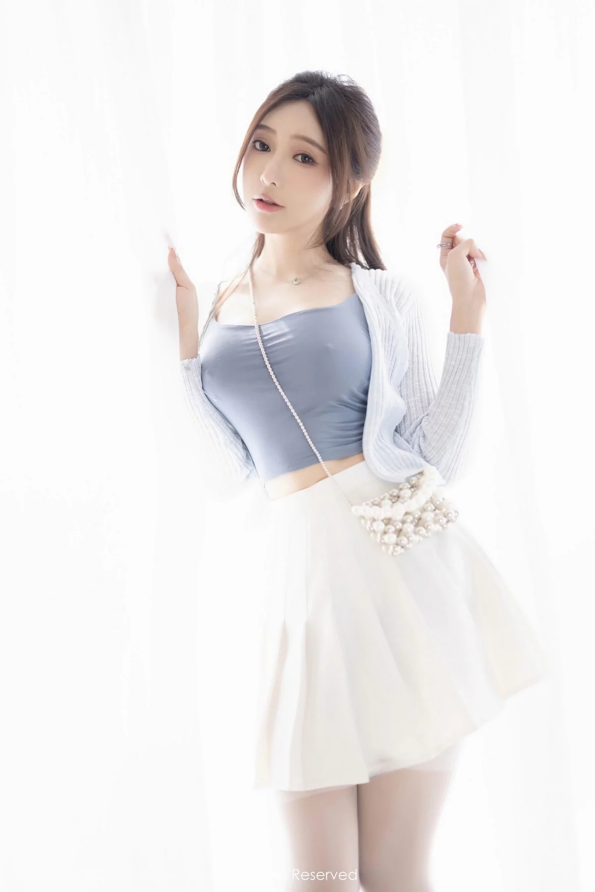 XiuRen第7515期_女神王馨瑶yanni性感浅色服饰配短裙露白丝吊袜秀美腿诱惑写真82P