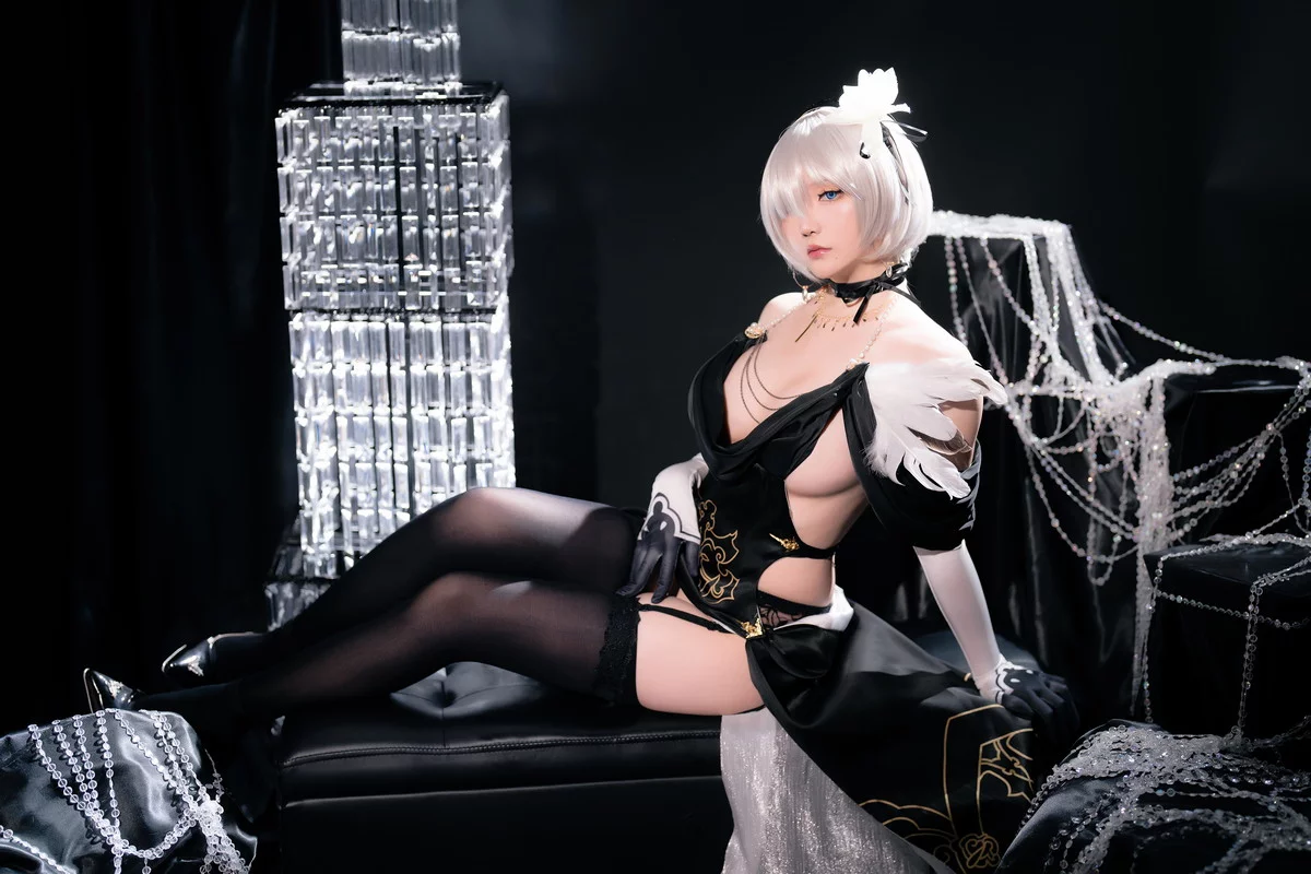 Coser小姐姐星之迟迟2B同人礼服主题性感黑色薄纱礼裙配黑丝吊袜秀翘臀诱惑写真94P