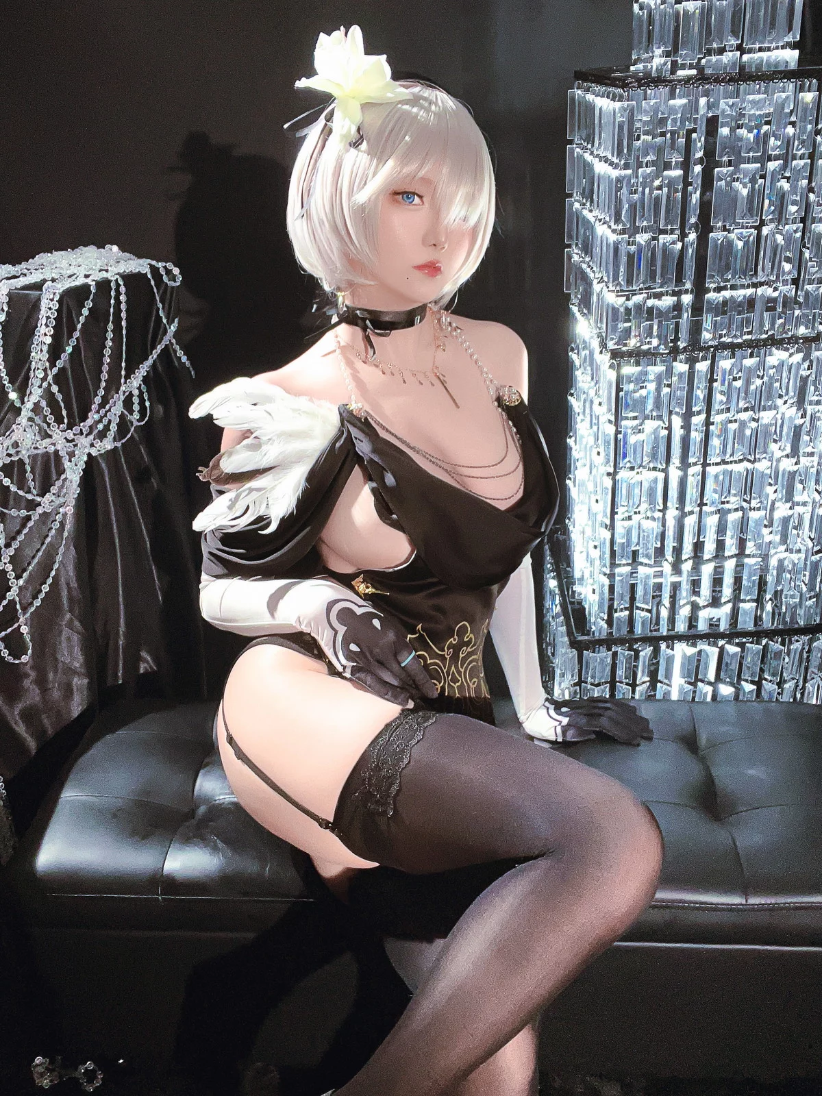 Coser小姐姐星之迟迟2B同人礼服主题性感黑色薄纱礼裙配黑丝吊袜秀翘臀诱惑写真94P
