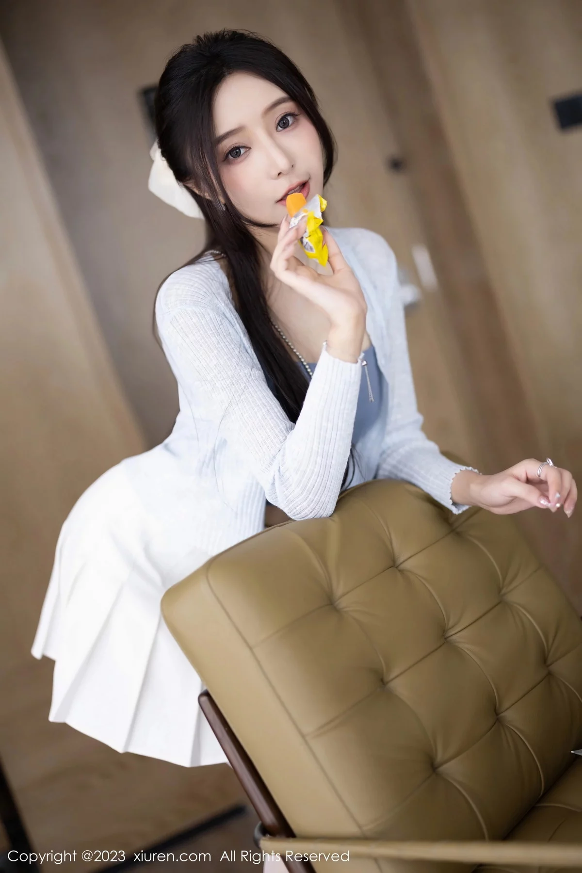XiuRen第7515期_女神王馨瑶yanni性感浅色服饰配短裙露白丝吊袜秀美腿诱惑写真82P