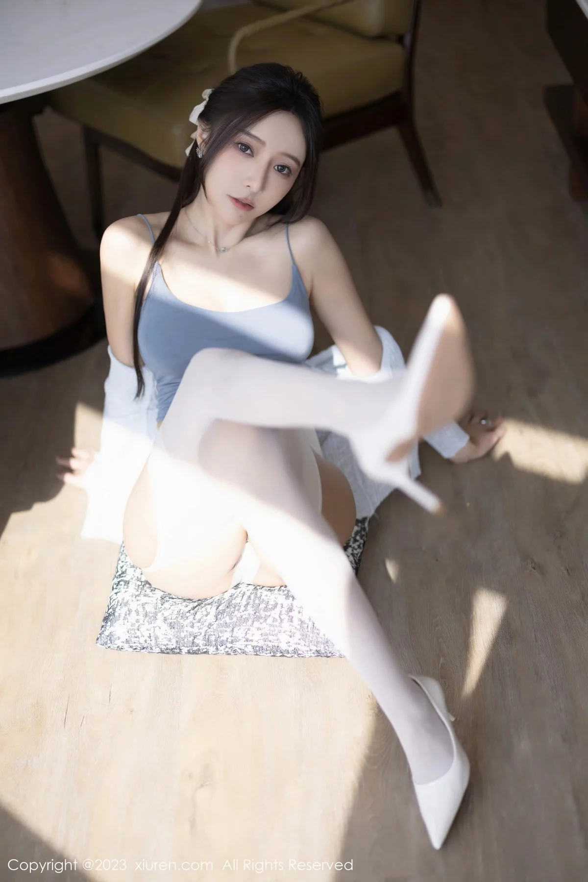 XiuRen第7515期_女神王馨瑶yanni性感浅色服饰配短裙露白丝吊袜秀美腿诱惑写真82P