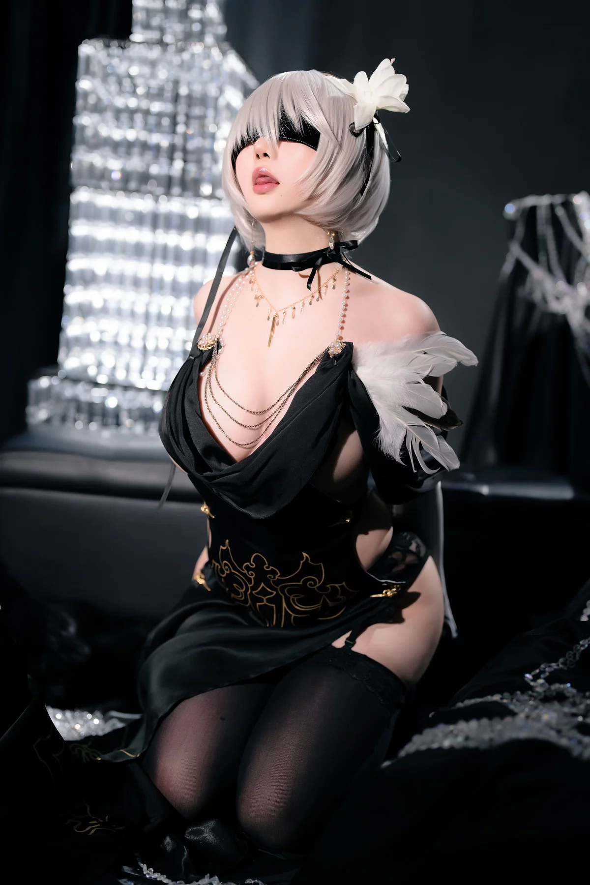 Coser小姐姐星之迟迟2B同人礼服主题性感黑色薄纱礼裙配黑丝吊袜秀翘臀诱惑写真94P