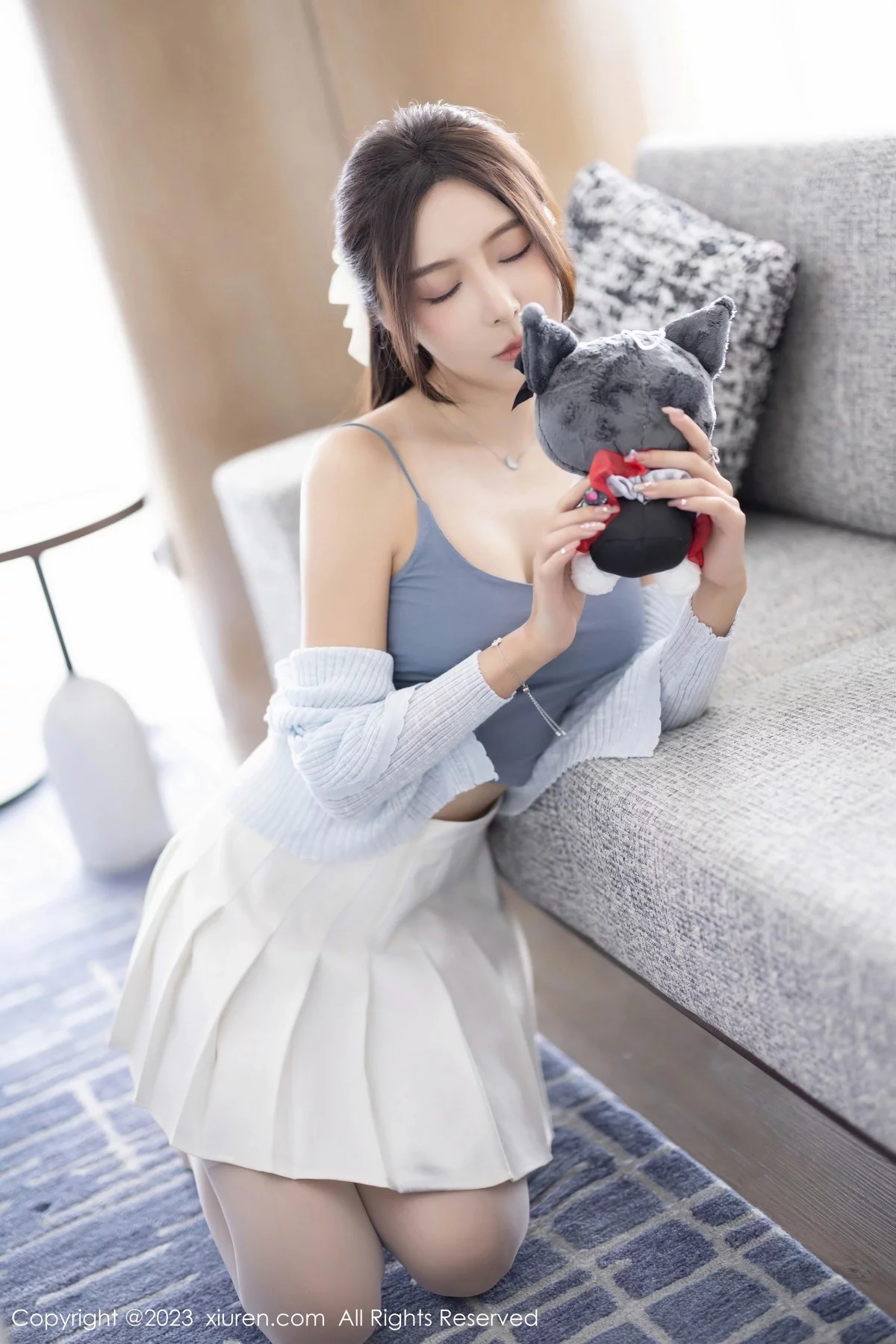 XiuRen第7515期_女神王馨瑶yanni性感浅色服饰配短裙露白丝吊袜秀美腿诱惑写真82P