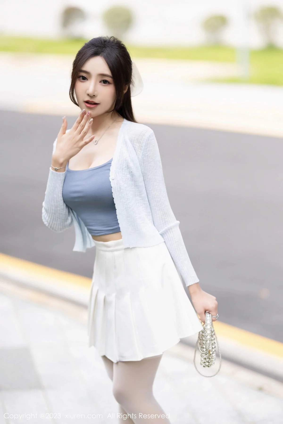 XiuRen第7515期_女神王馨瑶yanni性感浅色服饰配短裙露白丝吊袜秀美腿诱惑写真82P