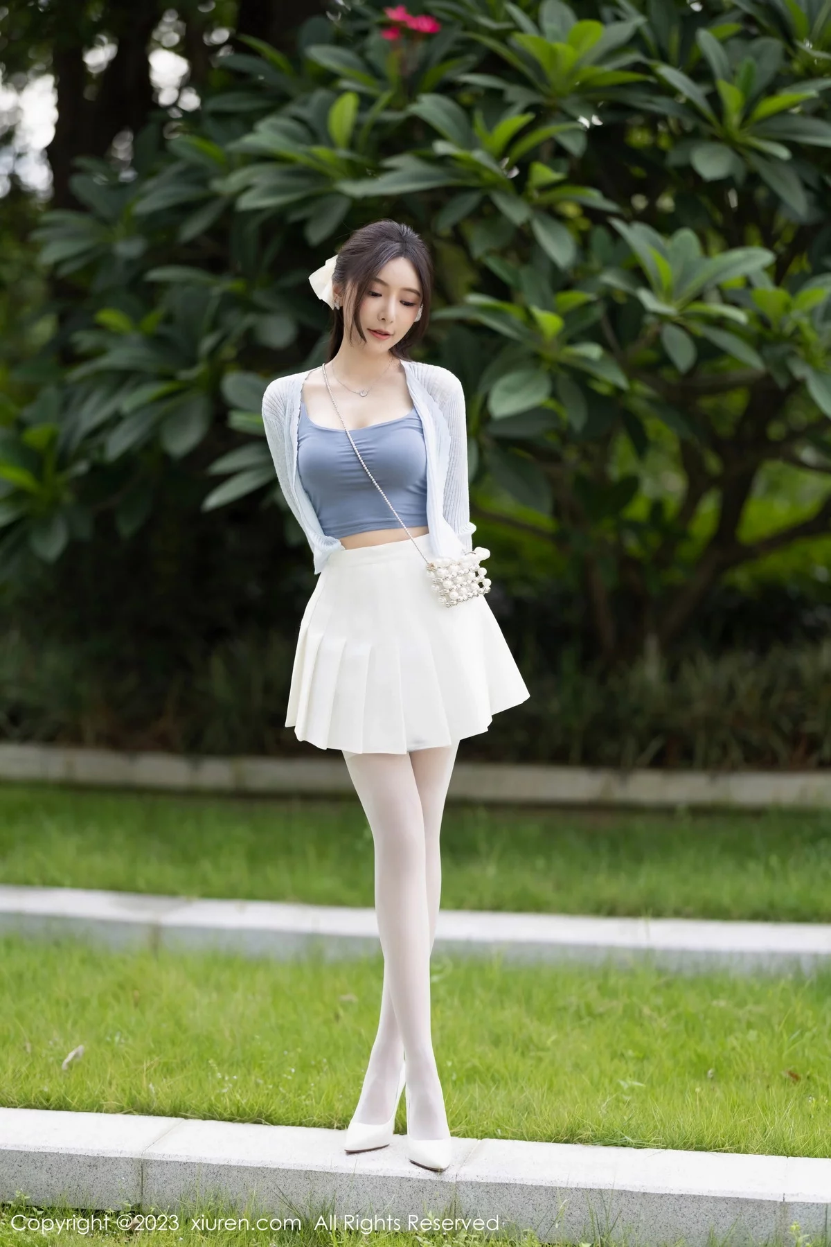 XiuRen第7515期_女神王馨瑶yanni性感浅色服饰配短裙露白丝吊袜秀美腿诱惑写真82P
