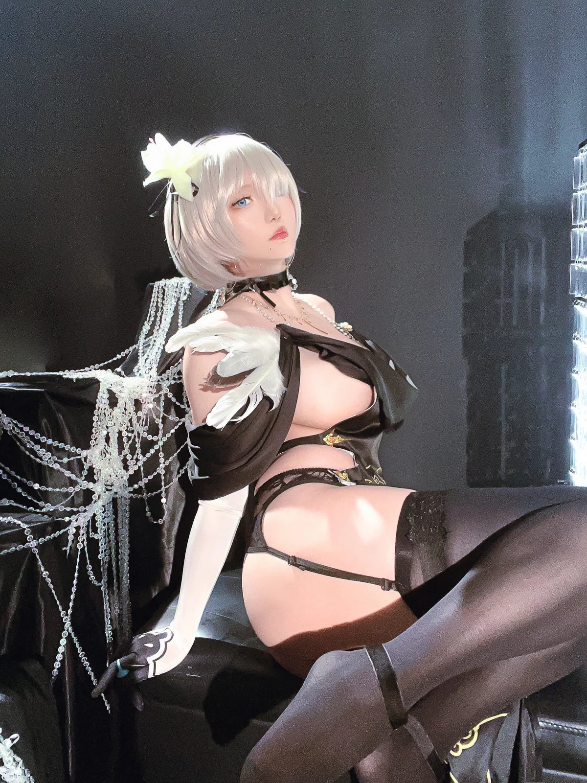 Coser小姐姐星之迟迟2B同人礼服主题性感黑色薄纱礼裙配黑丝吊袜秀翘臀诱惑写真94P