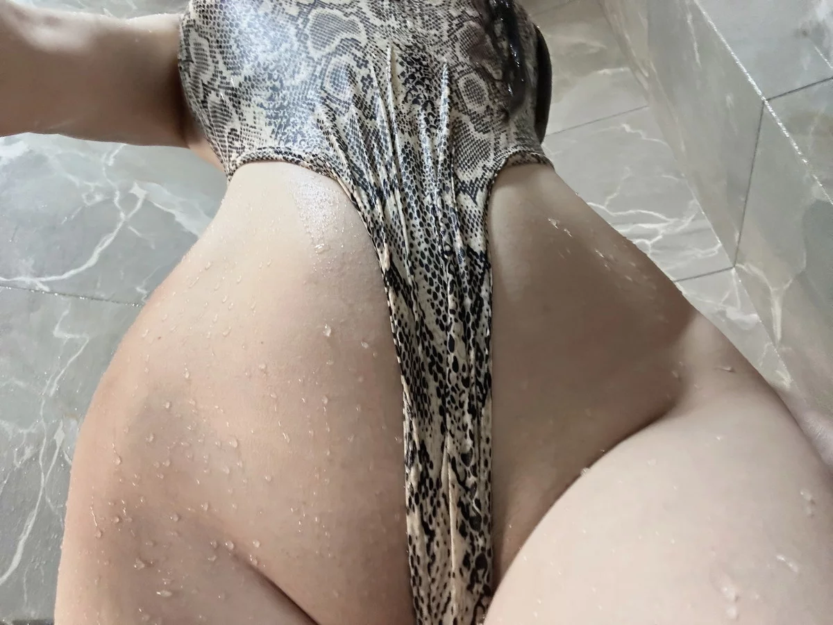 颜值博主宝儿茹171蛇皮连体衣主题私房浴室性感连体衣秀丰满身材湿身诱惑写真40P