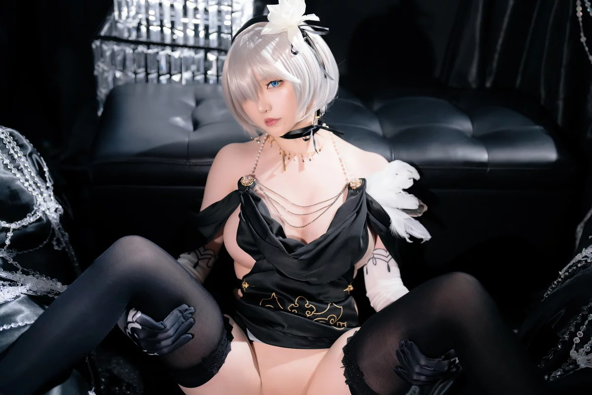 Coser小姐姐星之迟迟2B同人礼服主题性感黑色薄纱礼裙配黑丝吊袜秀翘臀诱惑写真94P