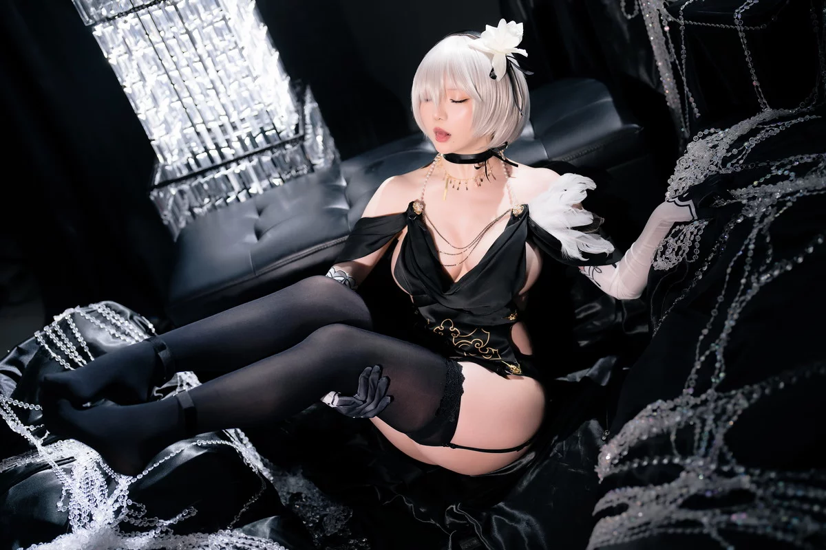 Coser小姐姐星之迟迟2B同人礼服主题性感黑色薄纱礼裙配黑丝吊袜秀翘臀诱惑写真94P