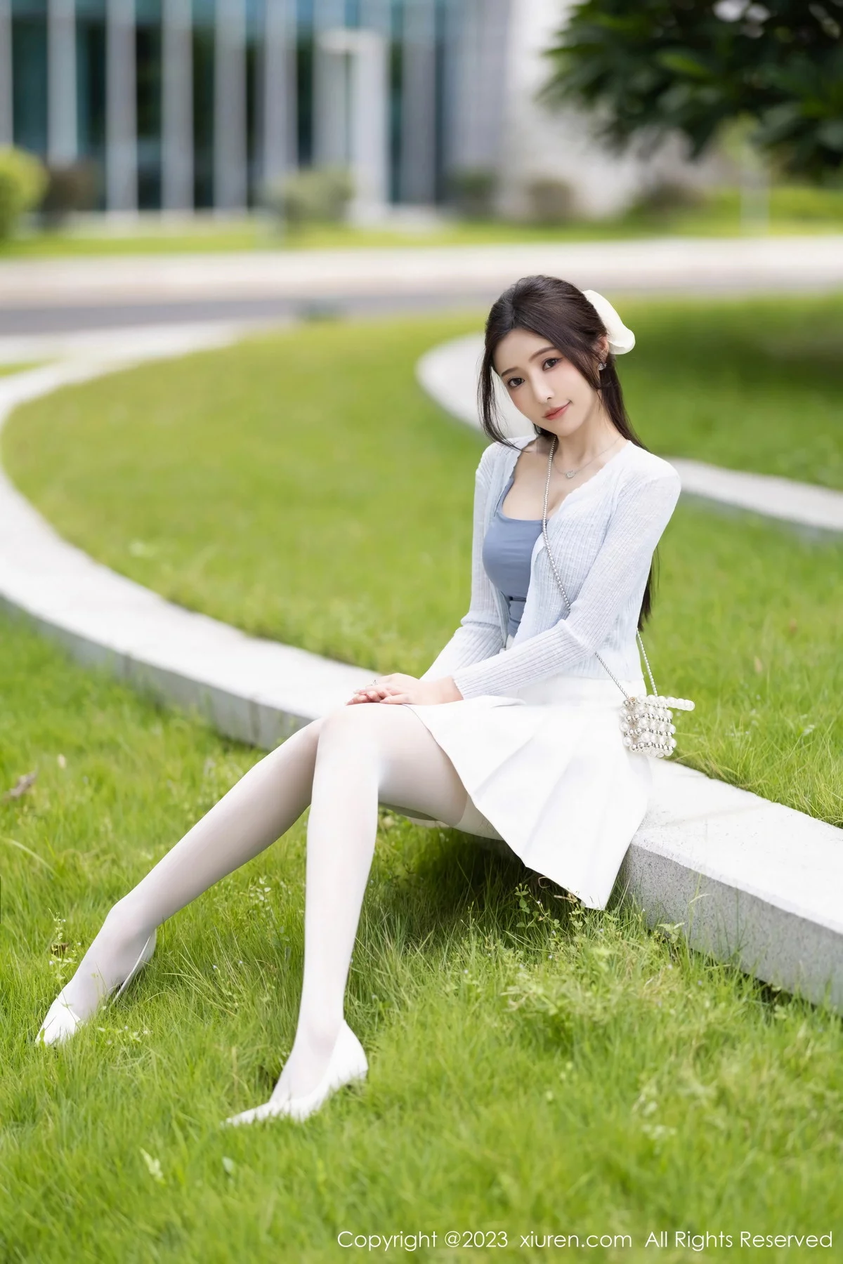 XiuRen第7515期_女神王馨瑶yanni性感浅色服饰配短裙露白丝吊袜秀美腿诱惑写真82P