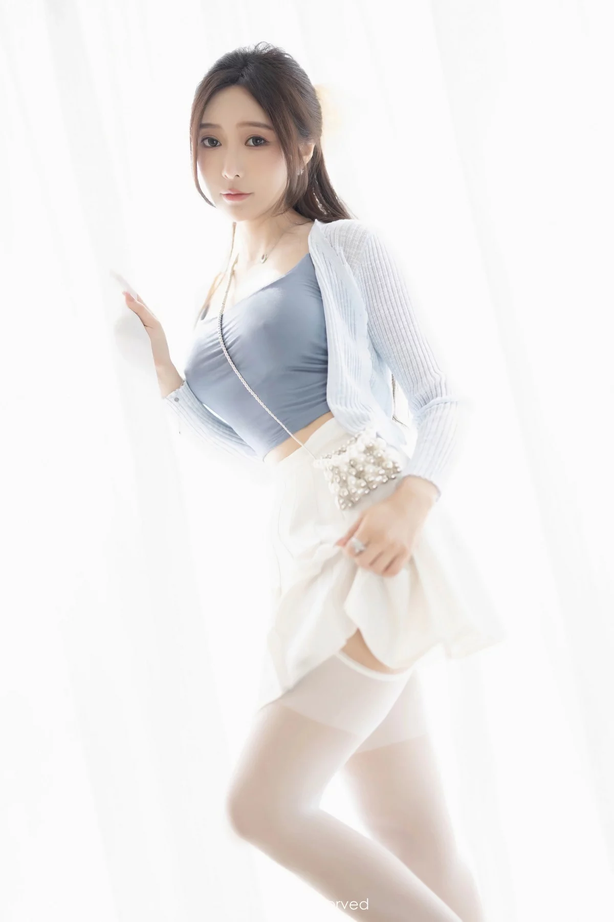 XiuRen第7515期_女神王馨瑶yanni性感浅色服饰配短裙露白丝吊袜秀美腿诱惑写真82P