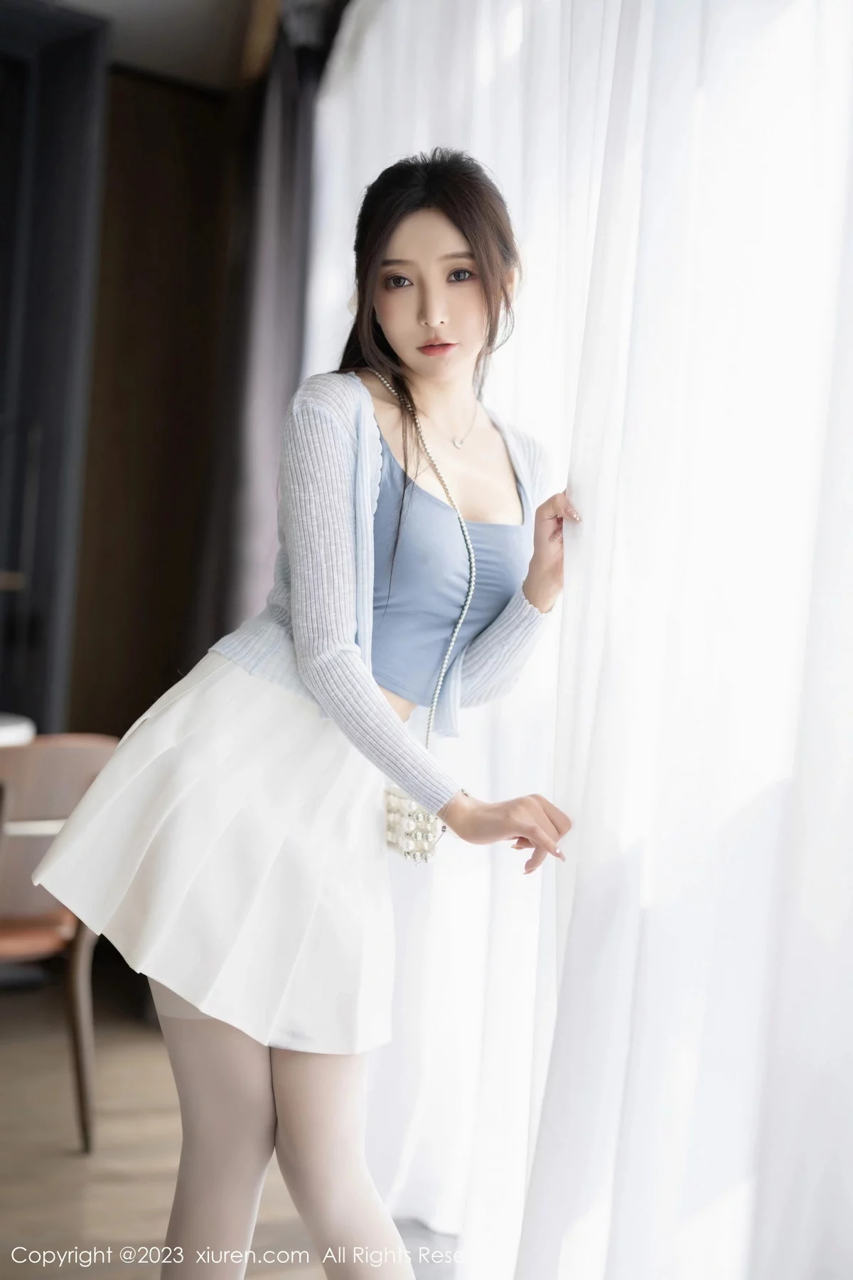 XiuRen第7515期_女神王馨瑶yanni性感浅色服饰配短裙露白丝吊袜秀美腿诱惑写真82P