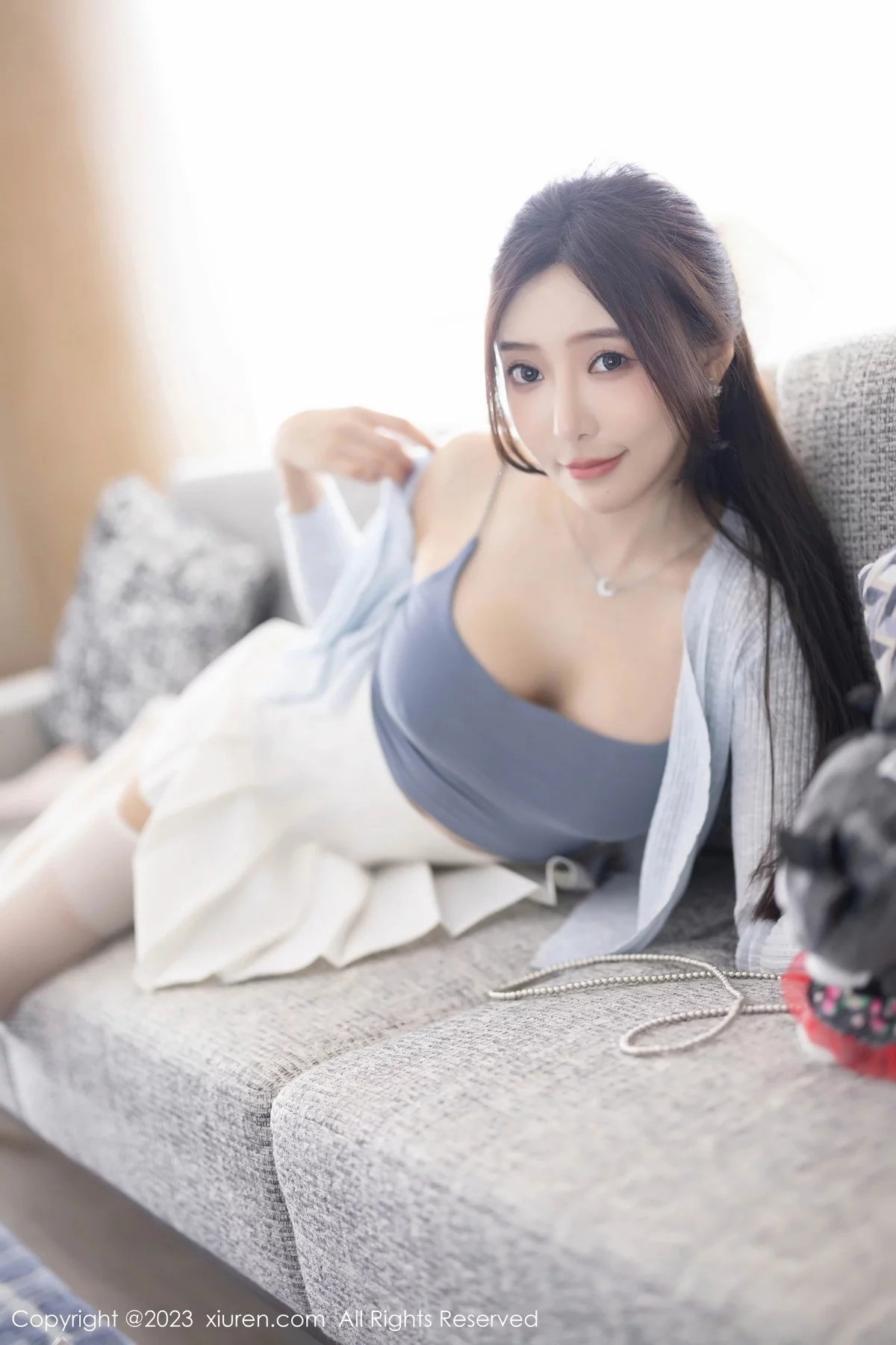 XiuRen第7515期_女神王馨瑶yanni性感浅色服饰配短裙露白丝吊袜秀美腿诱惑写真82P