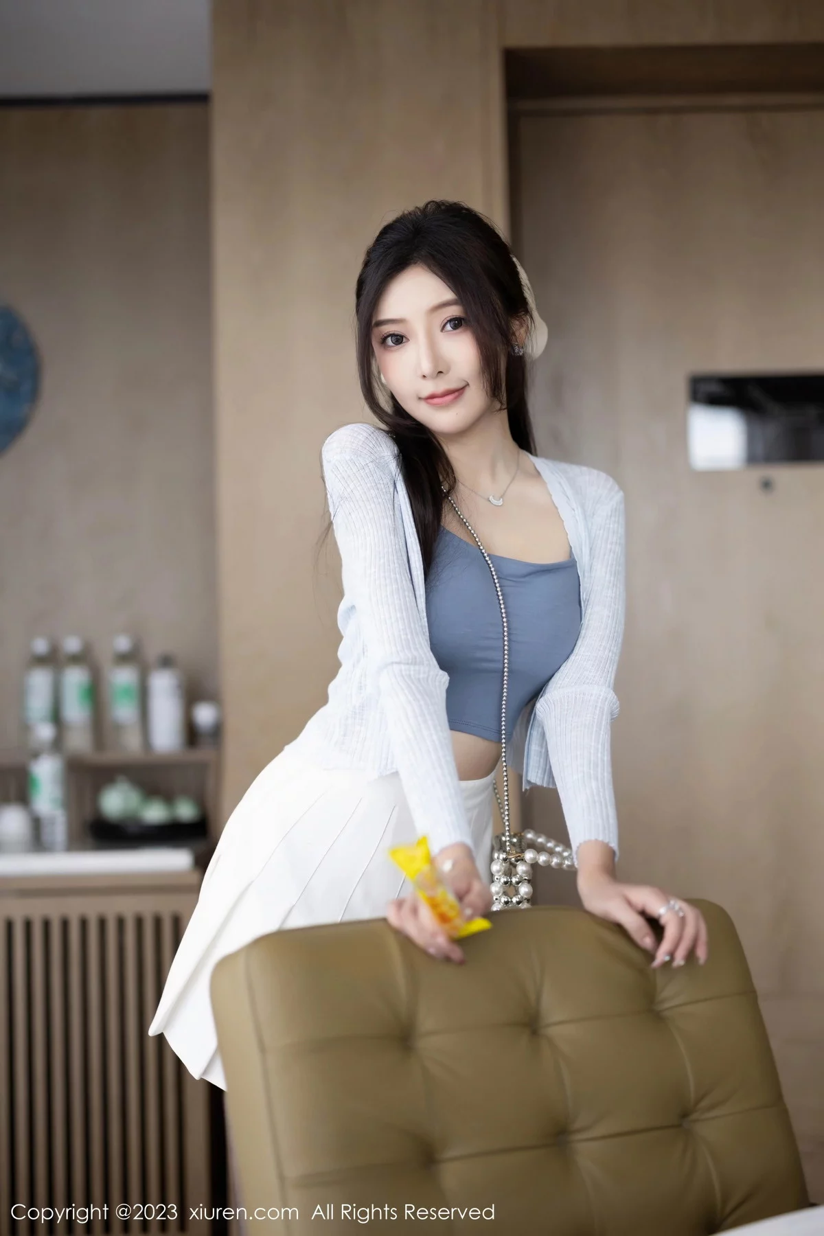 XiuRen第7515期_女神王馨瑶yanni性感浅色服饰配短裙露白丝吊袜秀美腿诱惑写真82P