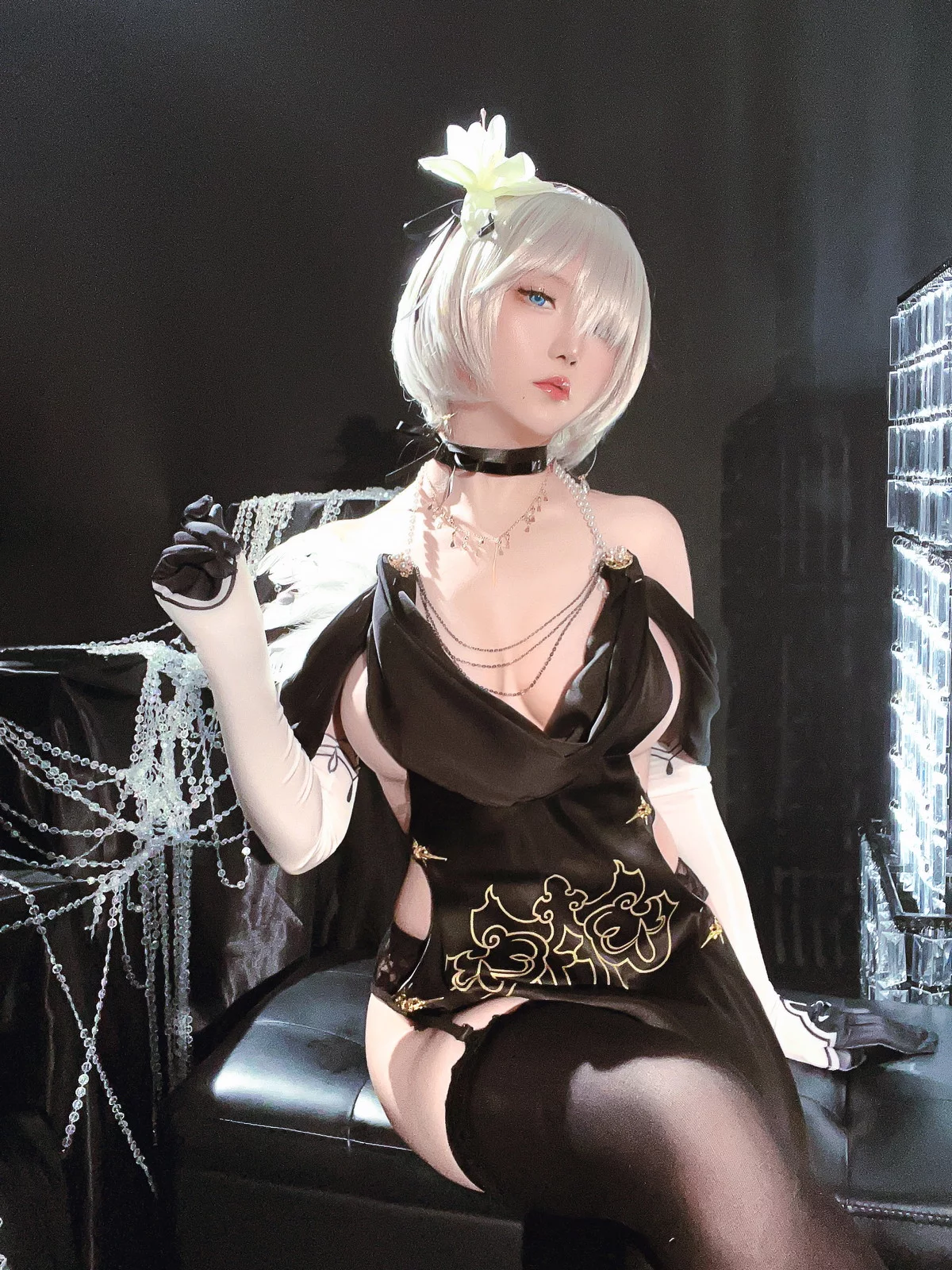 Coser小姐姐星之迟迟2B同人礼服主题性感黑色薄纱礼裙配黑丝吊袜秀翘臀诱惑写真94P