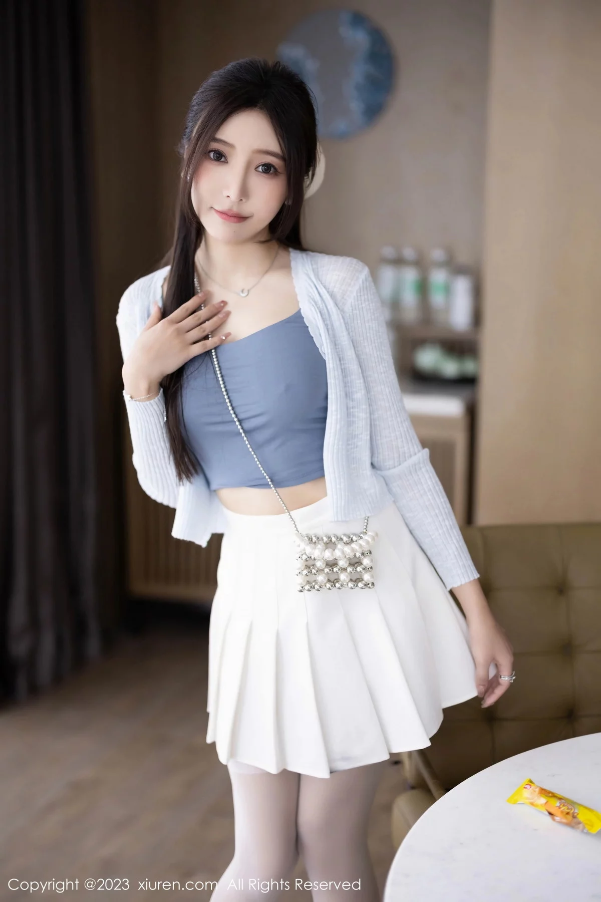 XiuRen第7515期_女神王馨瑶yanni性感浅色服饰配短裙露白丝吊袜秀美腿诱惑写真82P
