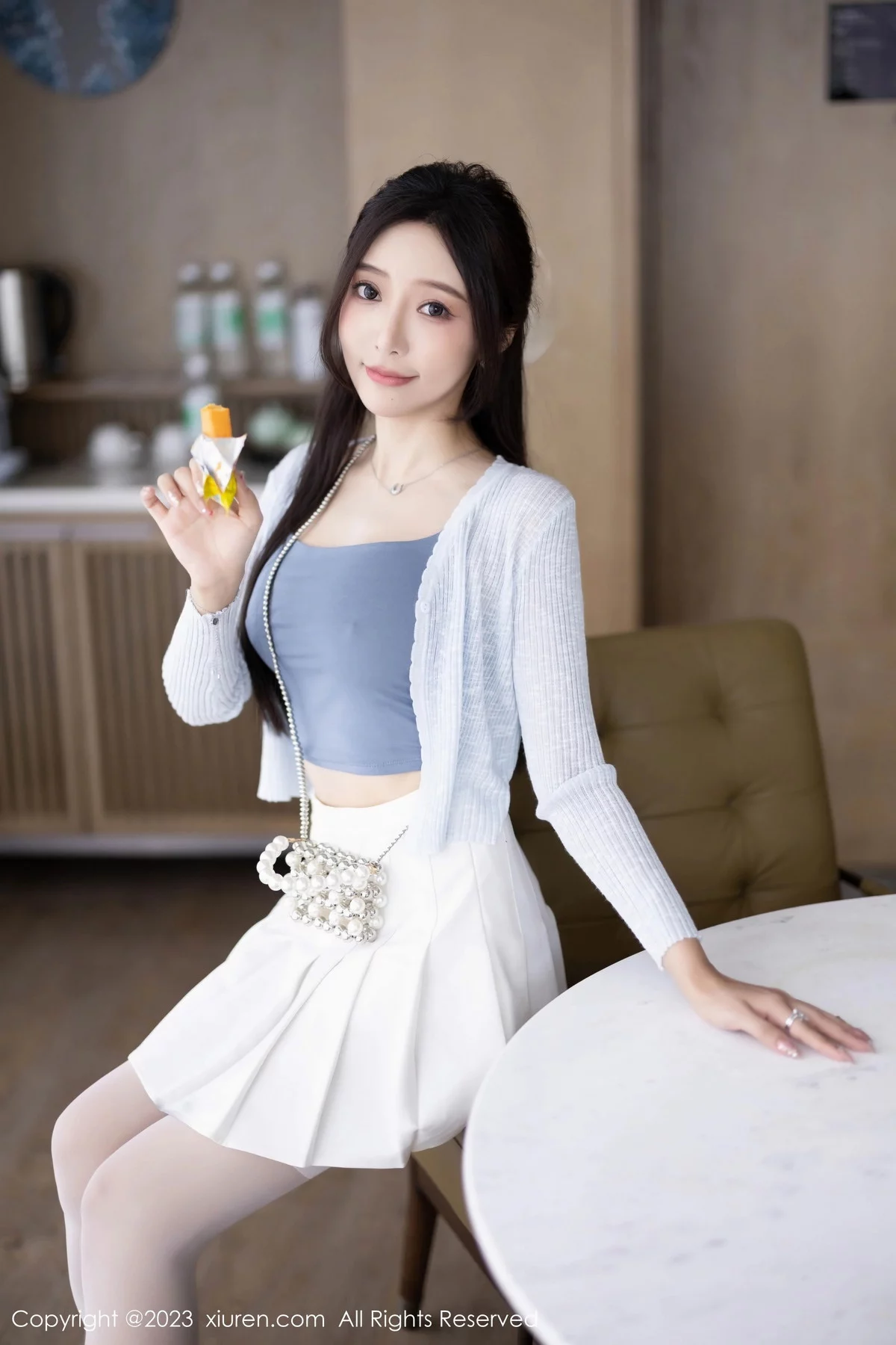 XiuRen第7515期_女神王馨瑶yanni性感浅色服饰配短裙露白丝吊袜秀美腿诱惑写真82P