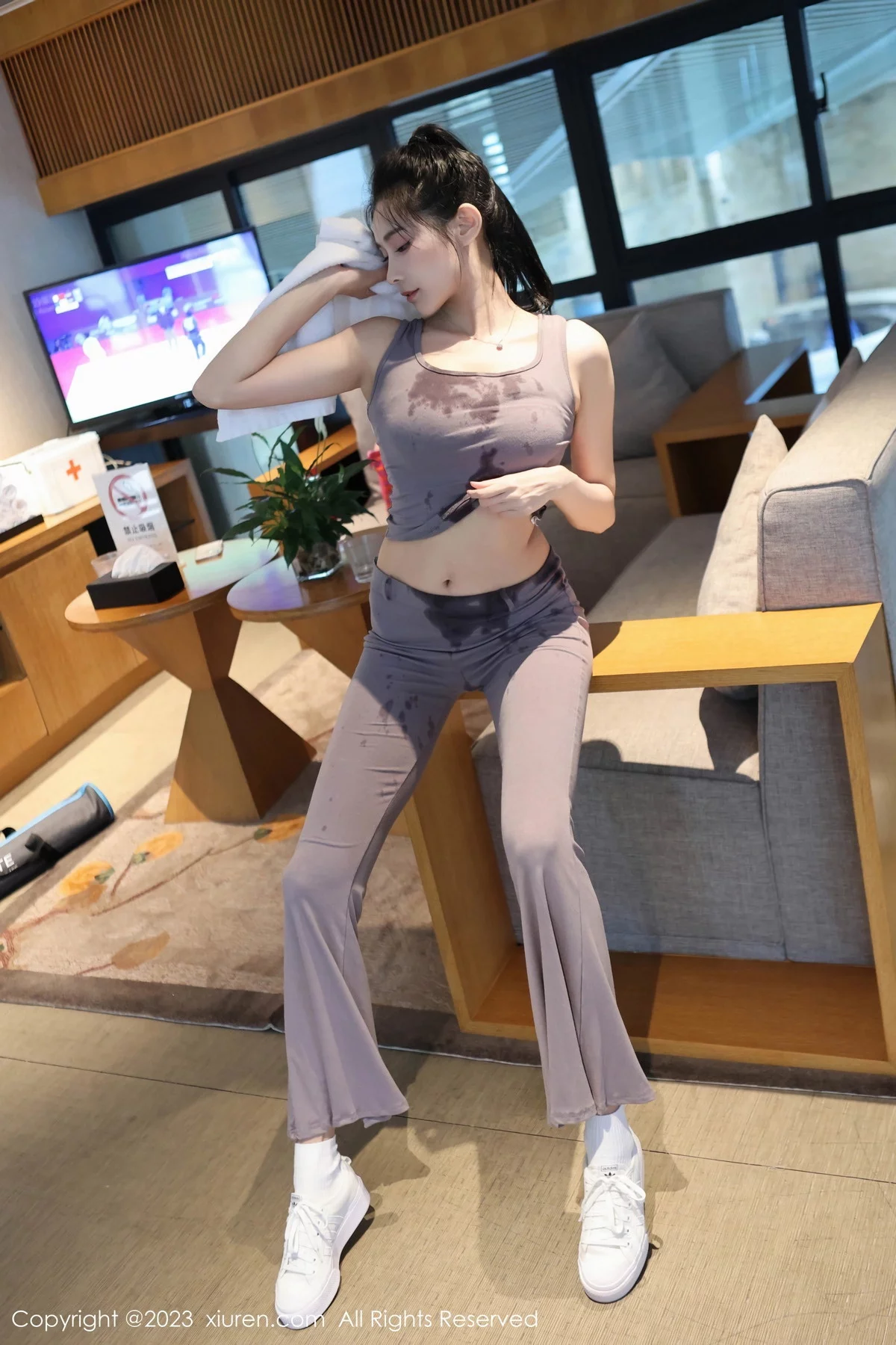 XiuRen第7512期_模特草莓mm性感灰色运动服露粉色内衣秀曼妙身姿迷人诱惑写真71P