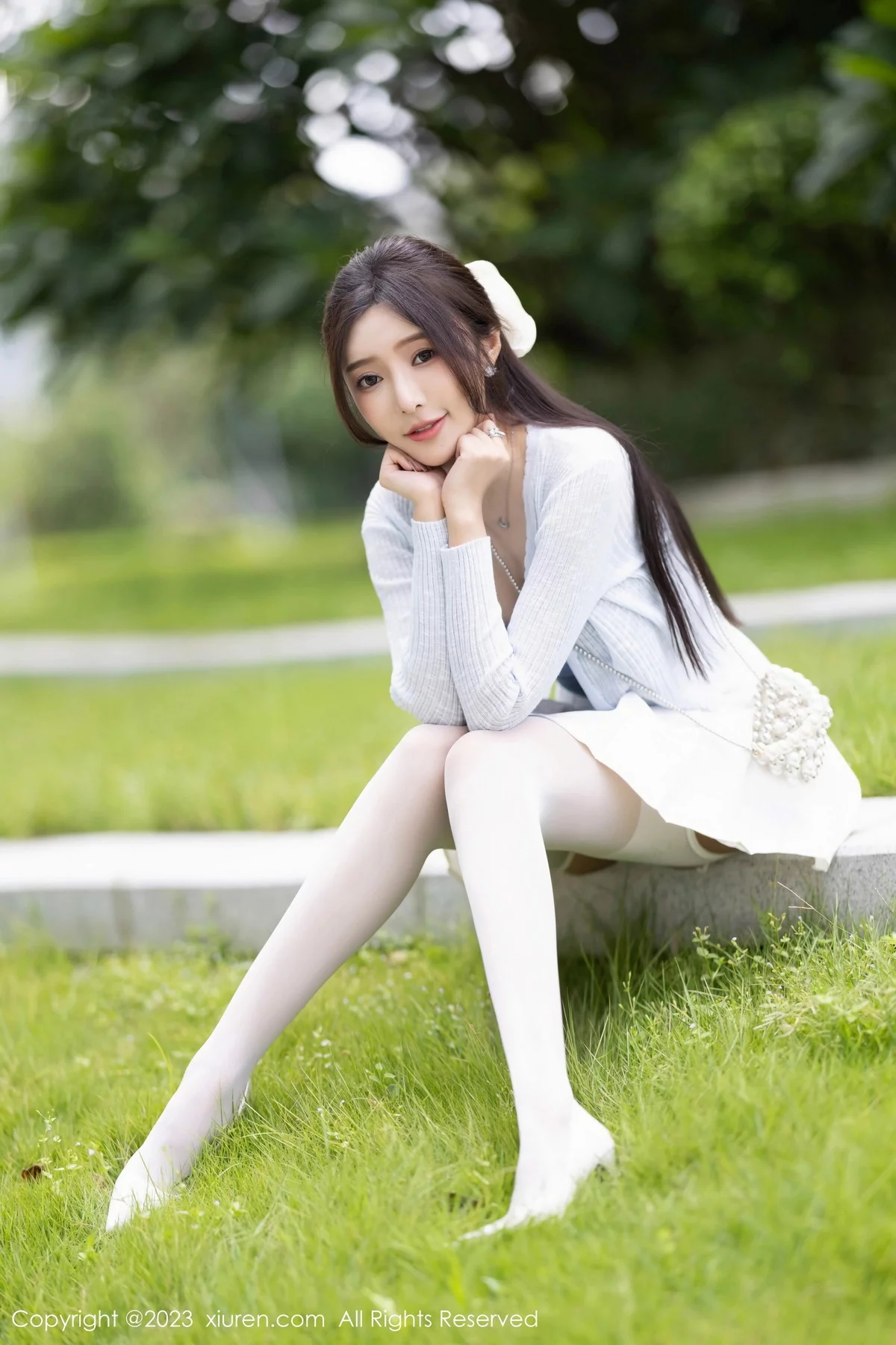 XiuRen第7515期_女神王馨瑶yanni性感浅色服饰配短裙露白丝吊袜秀美腿诱惑写真82P