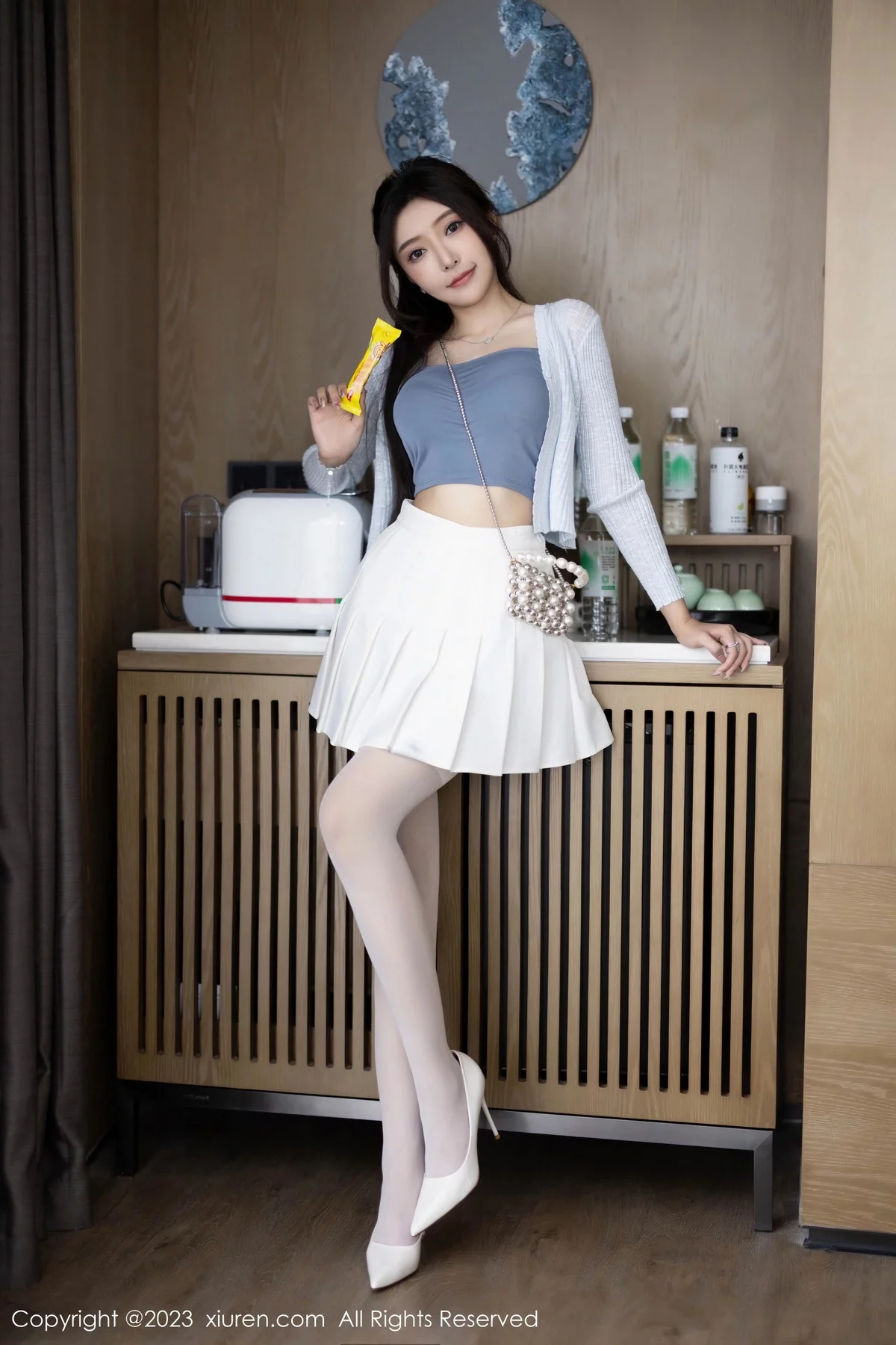 XiuRen第7515期_女神王馨瑶yanni性感浅色服饰配短裙露白丝吊袜秀美腿诱惑写真82P